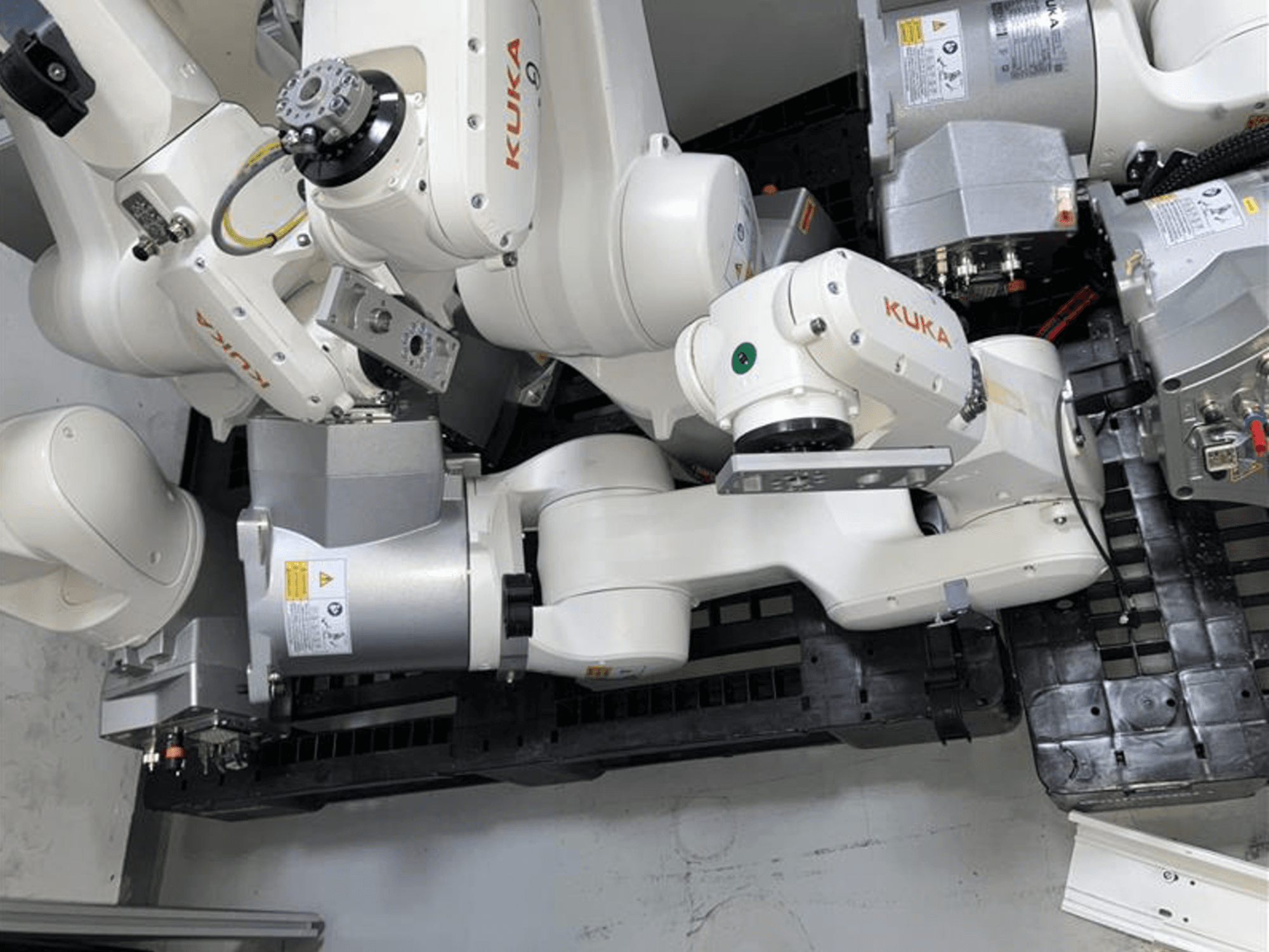 Robotické rameno KUKA KR 10 R900-2 při pohledu shora, na kterém jsou vidět klouby a hnací motory v průmyslovém prostředí.