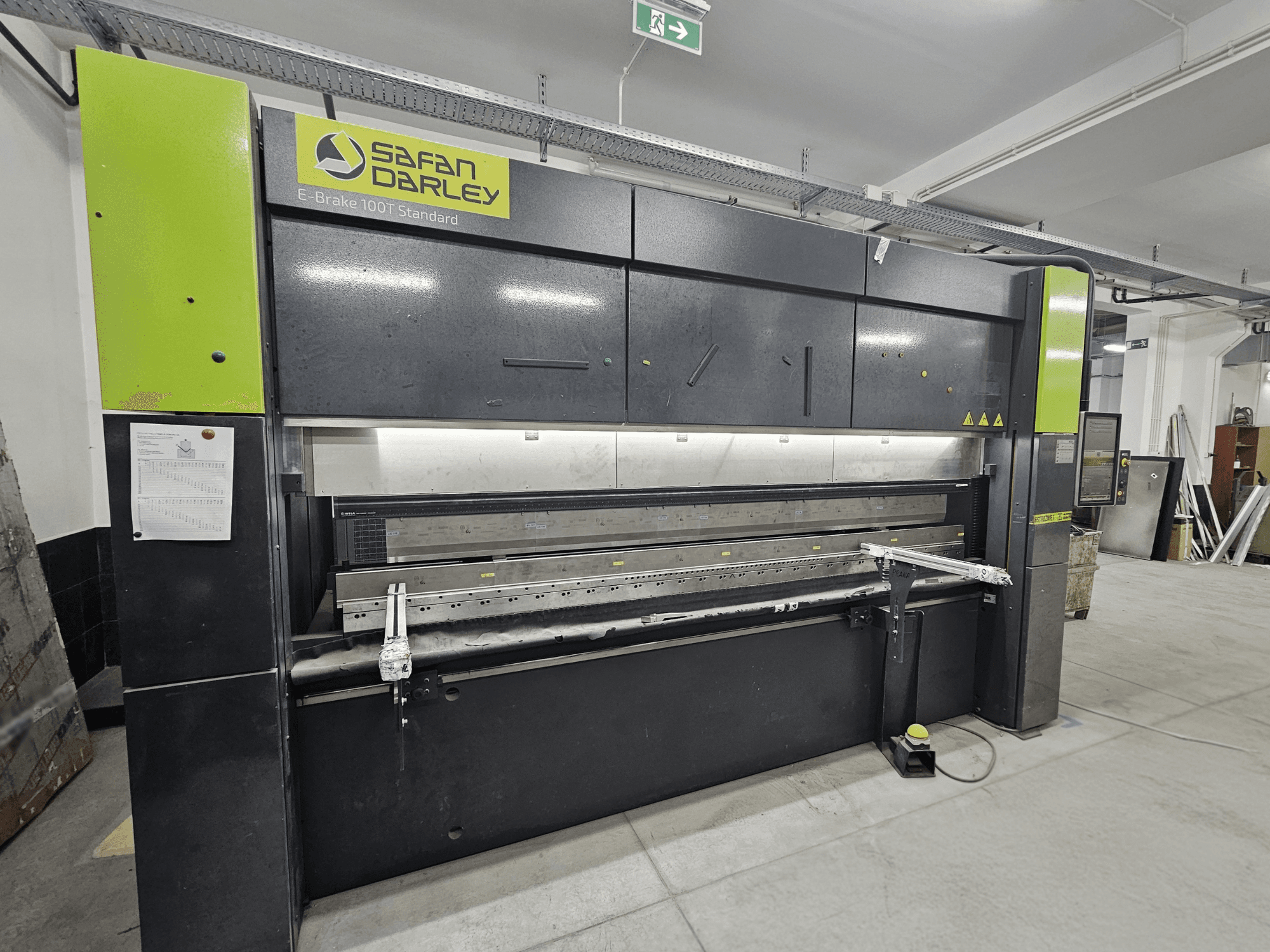 SafanDarley E-Brake 100T Standard, pohled zepředu; hydraulická ohýbačka s ovládacím panelem, nožním pedálem a bezpečnostními prvky.