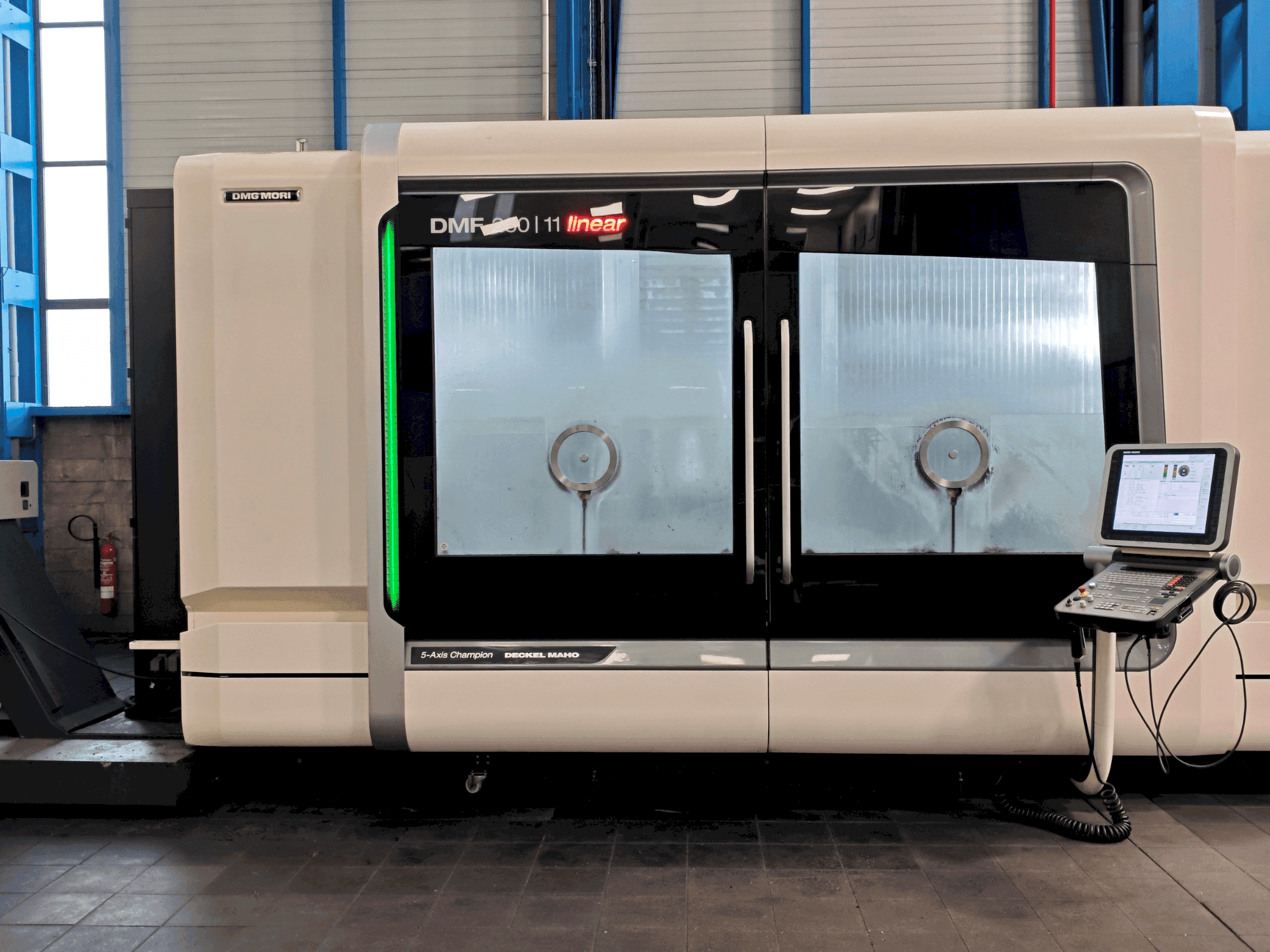 Čelní pohled na DMG MORI DMF 260-11 Linear stroj