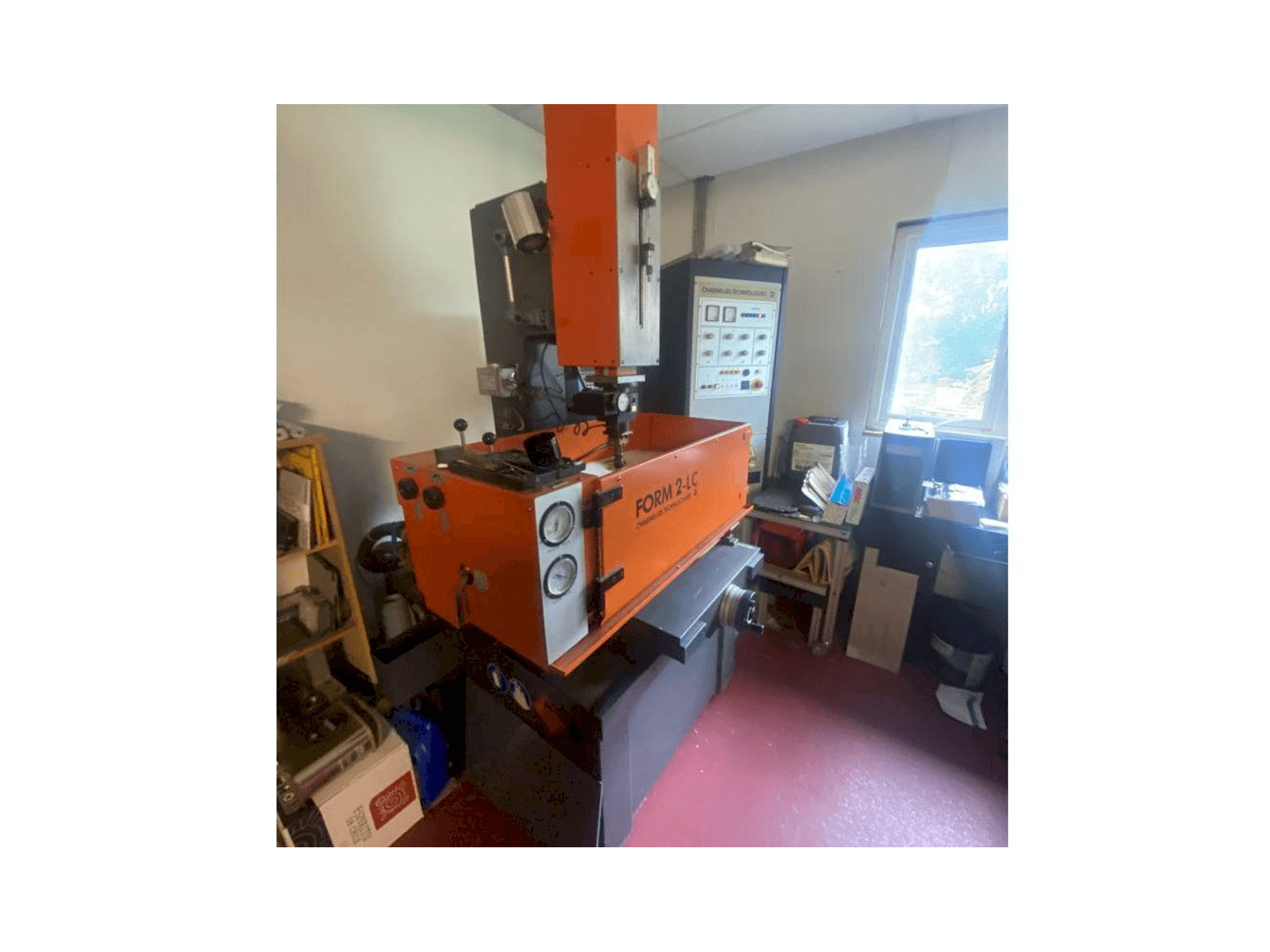 Čelní pohled na CHARMILLES Form 2-LC stroj