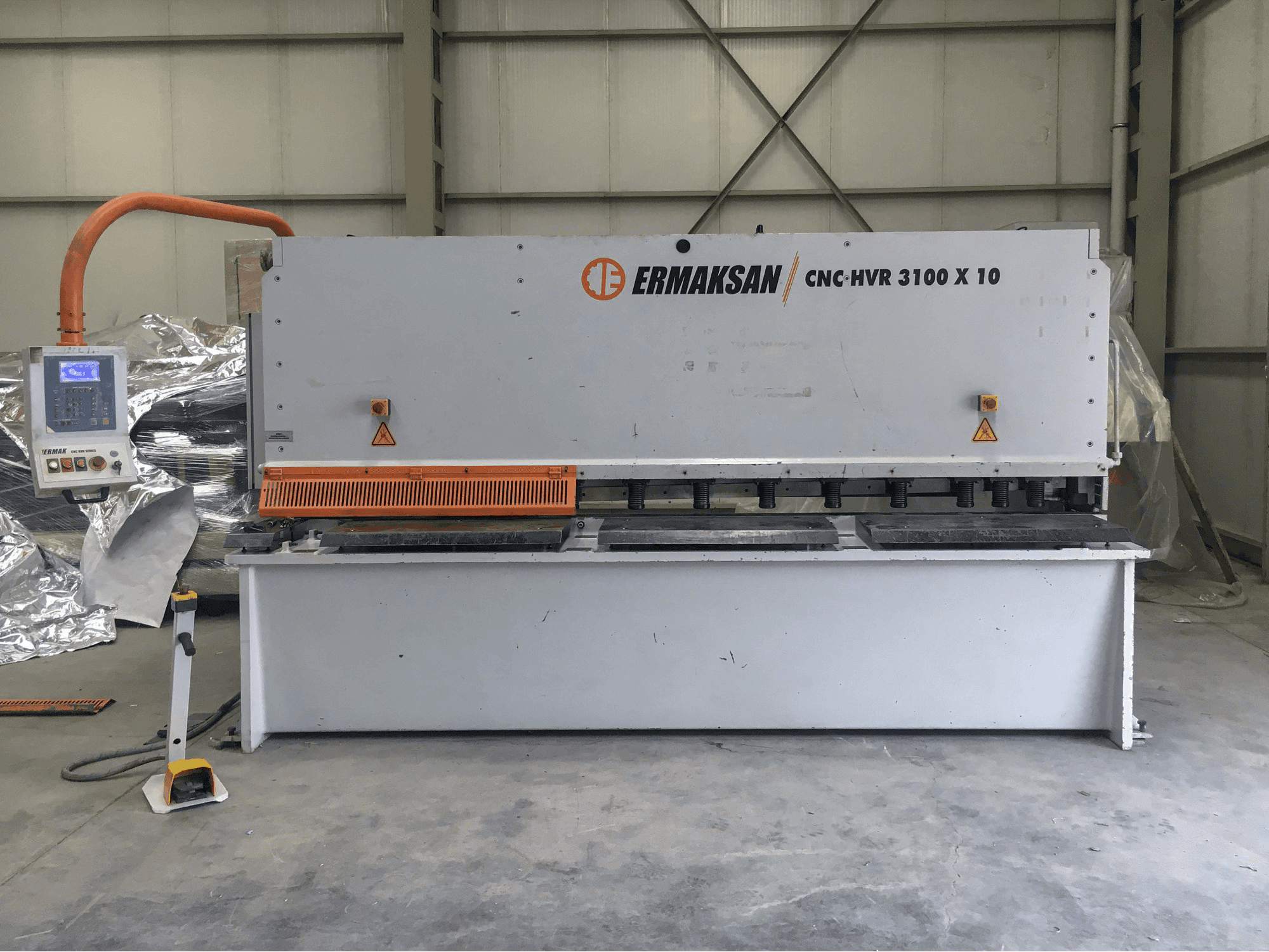 Čelní pohled na ERMAKSAN CNC HVR 3100x10 stroj