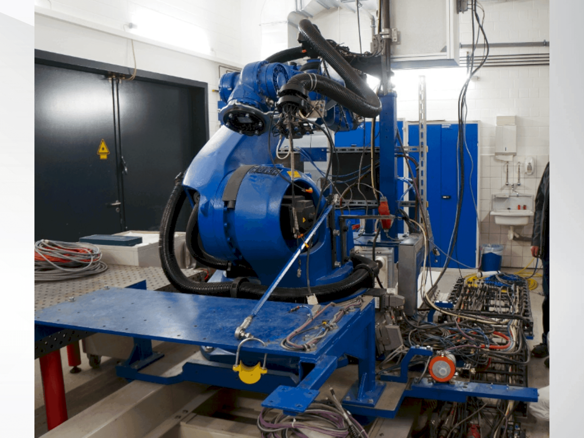 Boční pohled  na KUKA KR 100-2 HA 2000  stroj