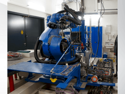 Boční pohled  na KUKA KR 100-2 HA 2000  stroj