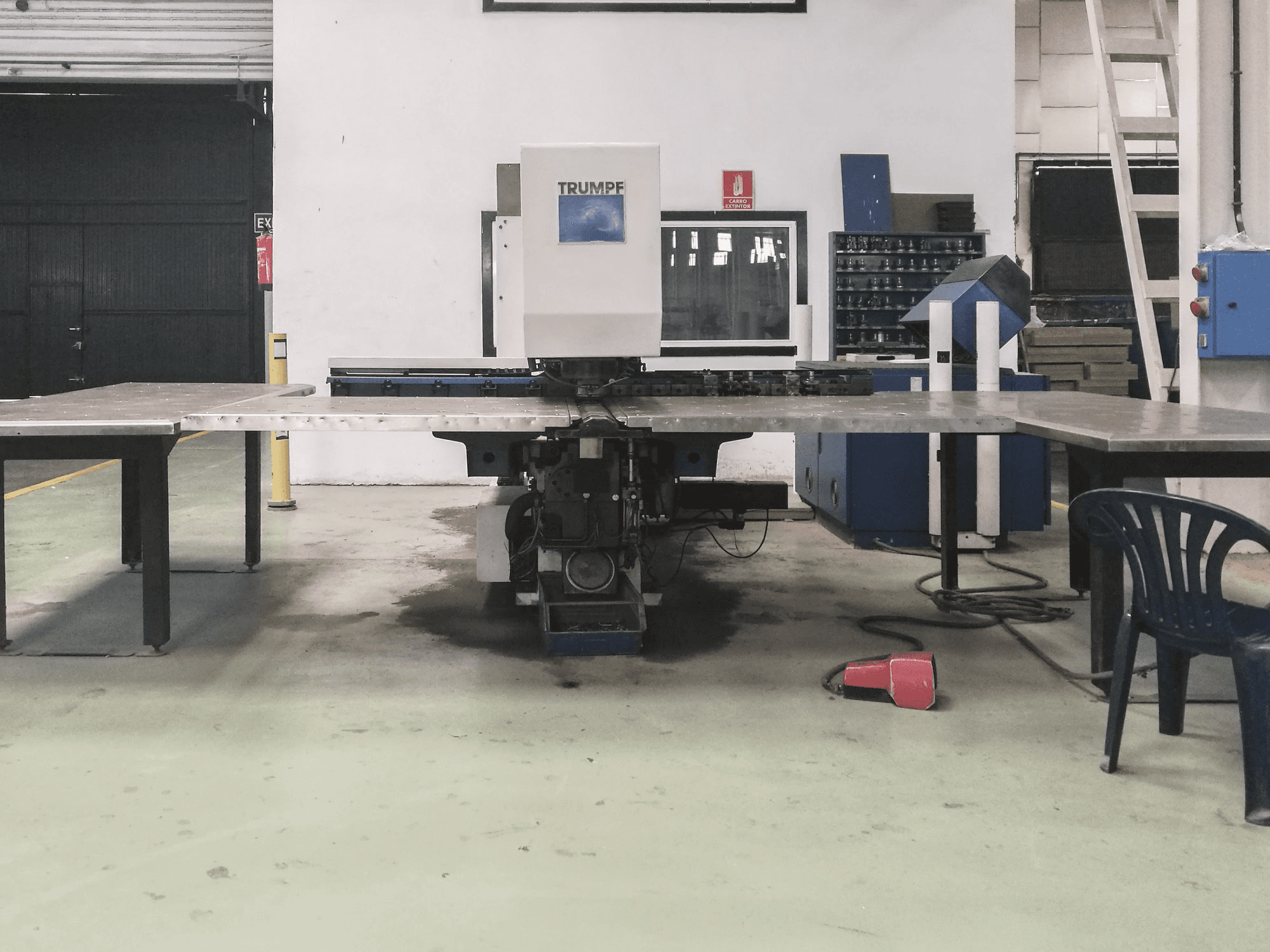 Čelní pohled na Trumpf Trumatic 120R stroj
