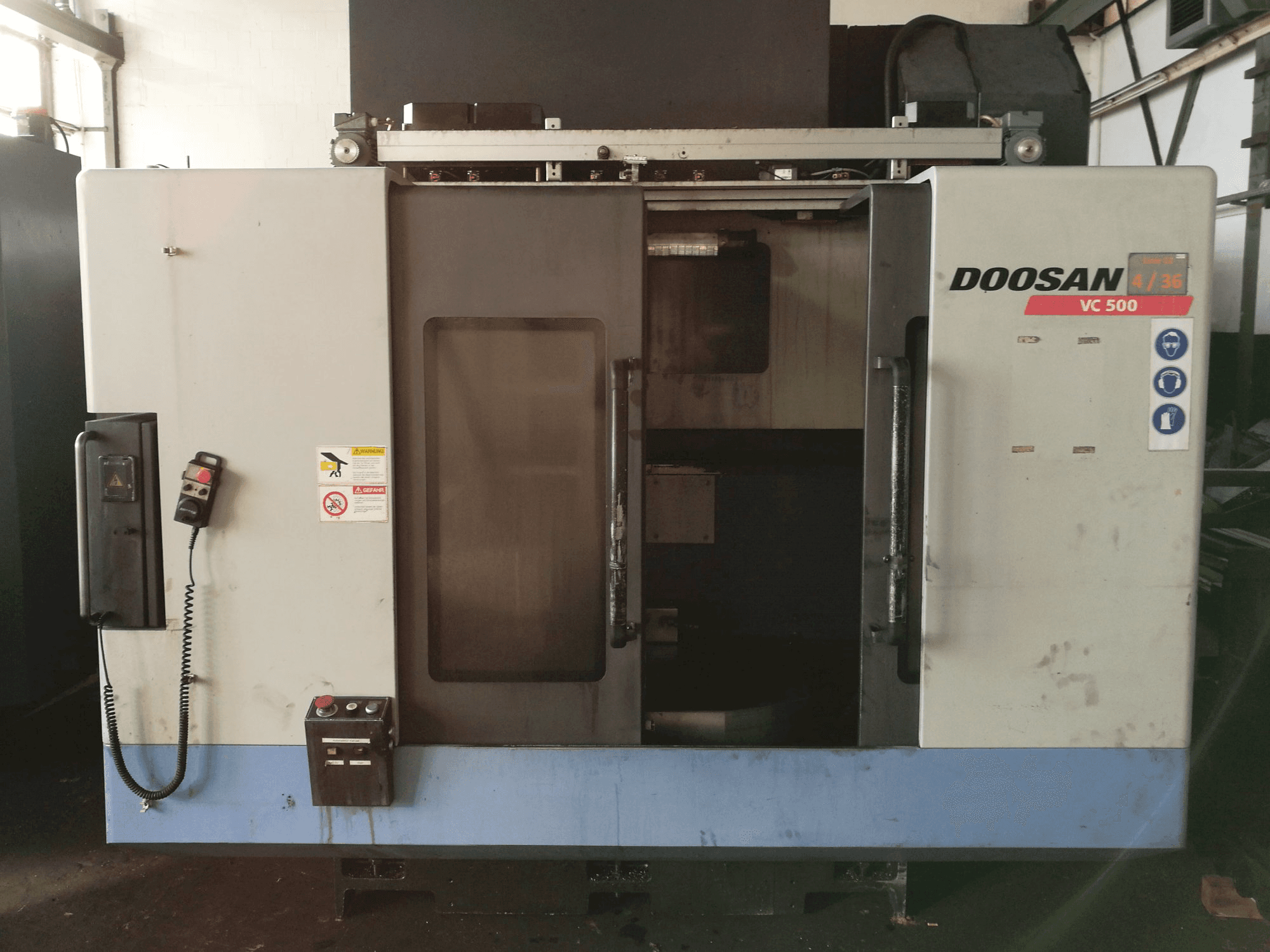 Čelní pohled na Doosan VC 500 stroj