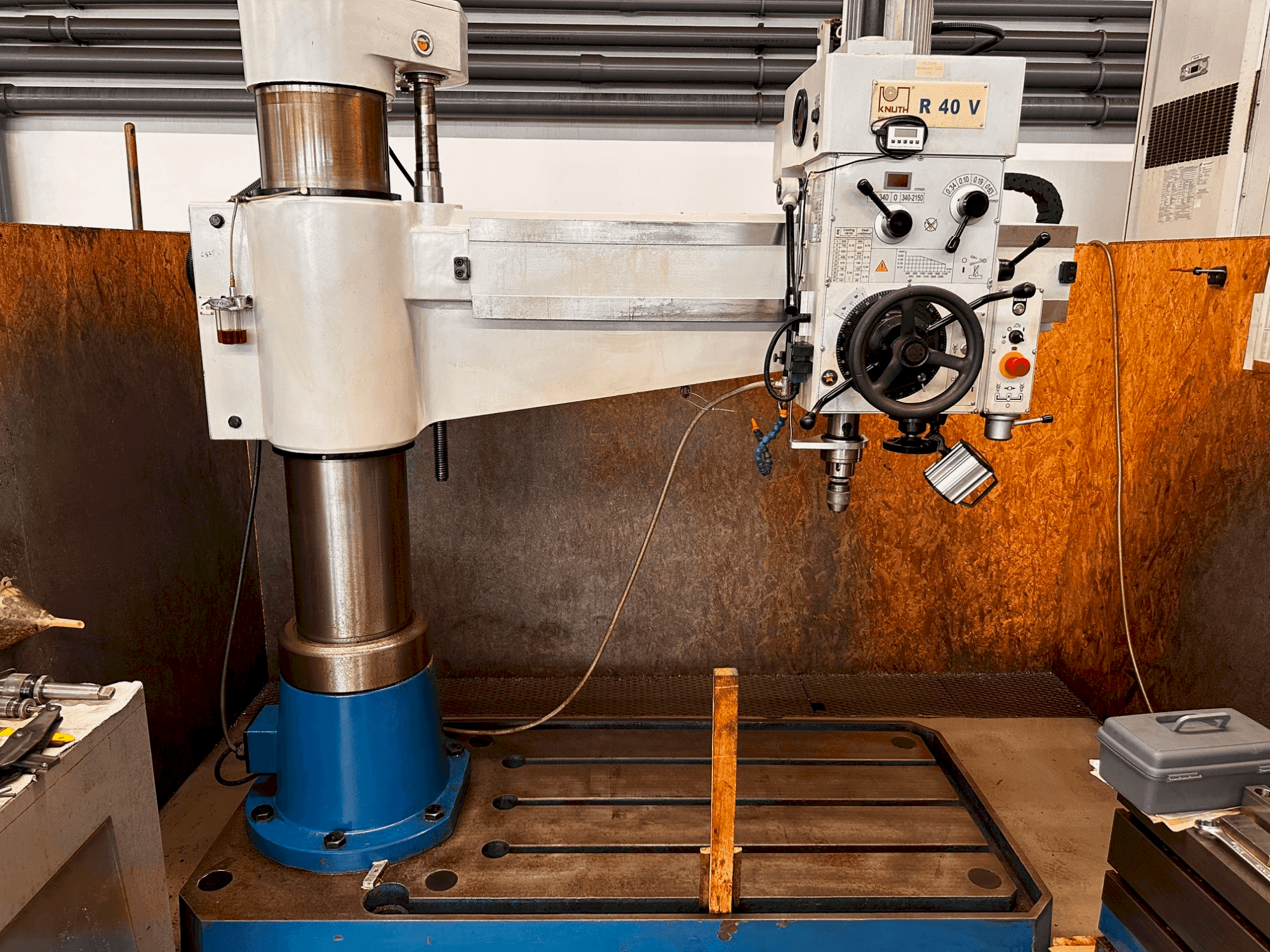 Čelní pohled na KNUTH R40V stroj
