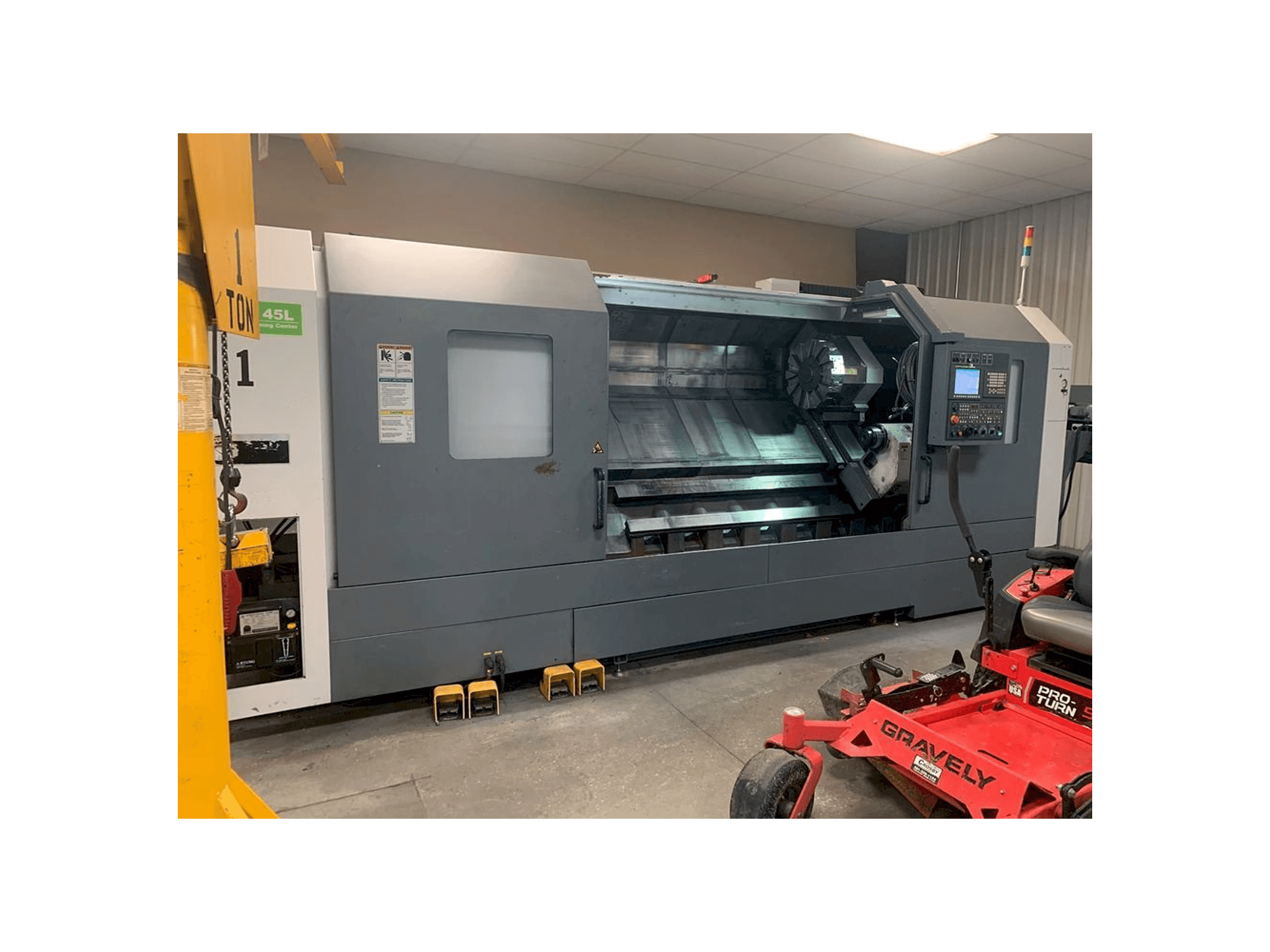 Levý boční pohled na DMC DL 45L stroj