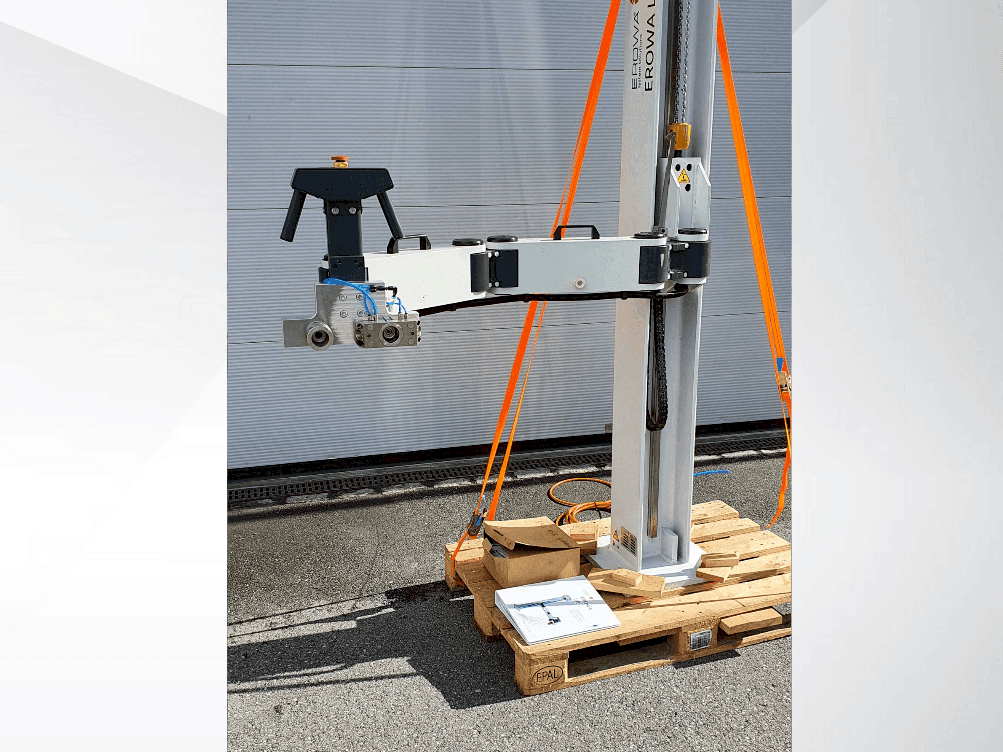 Čelní pohled na EROWA Lift 250 stroj