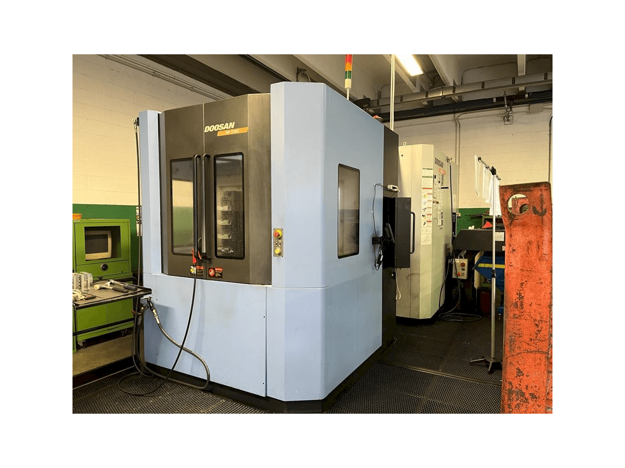 Levý boční pohled na Doosan HP5100 stroj