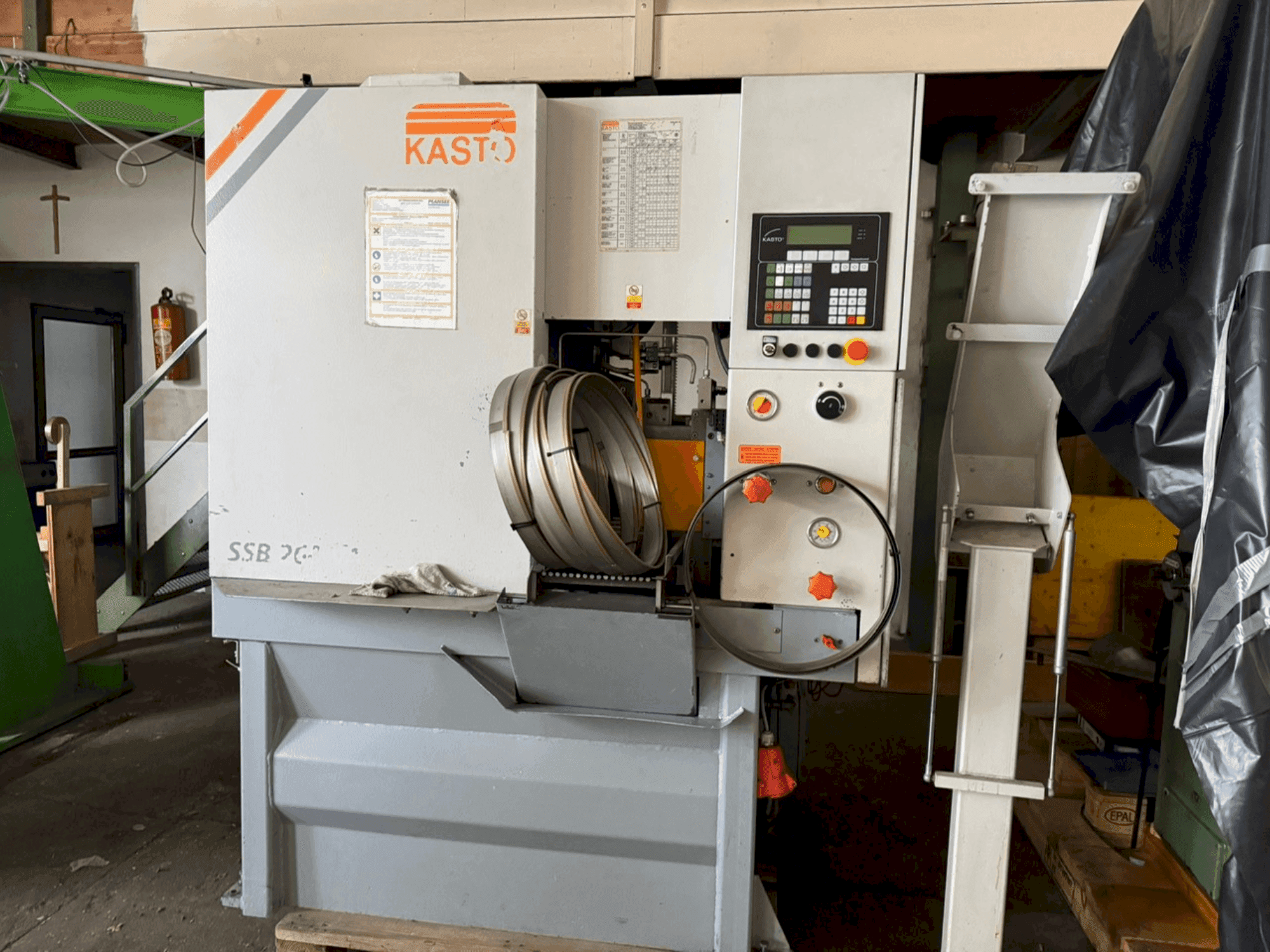 Čelní pohled na KASTO SSB 260 VA-CC-CNC stroj