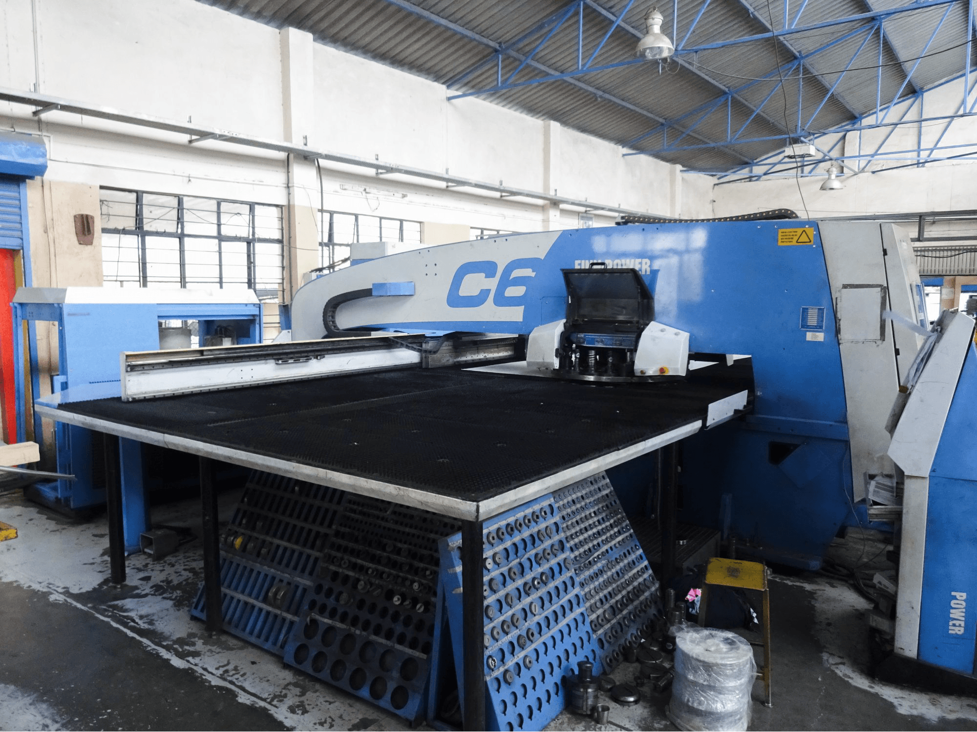 Pravý pohled na Finn-Power C6 stroj