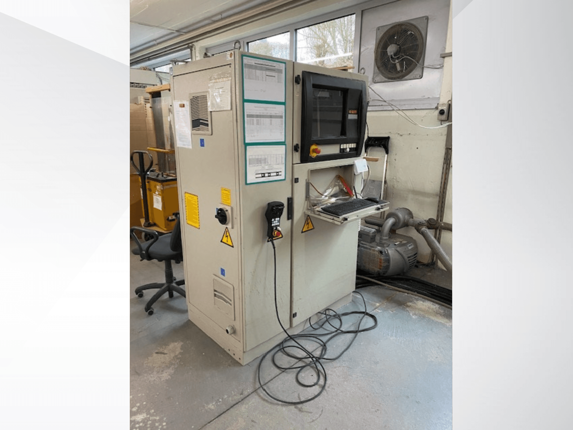 CNC obráběcí centrum na dřevo SCM Record 240 v bočním pohledu, s ovládacím panelem, bezpečnostními štítky a připojením k motoru.