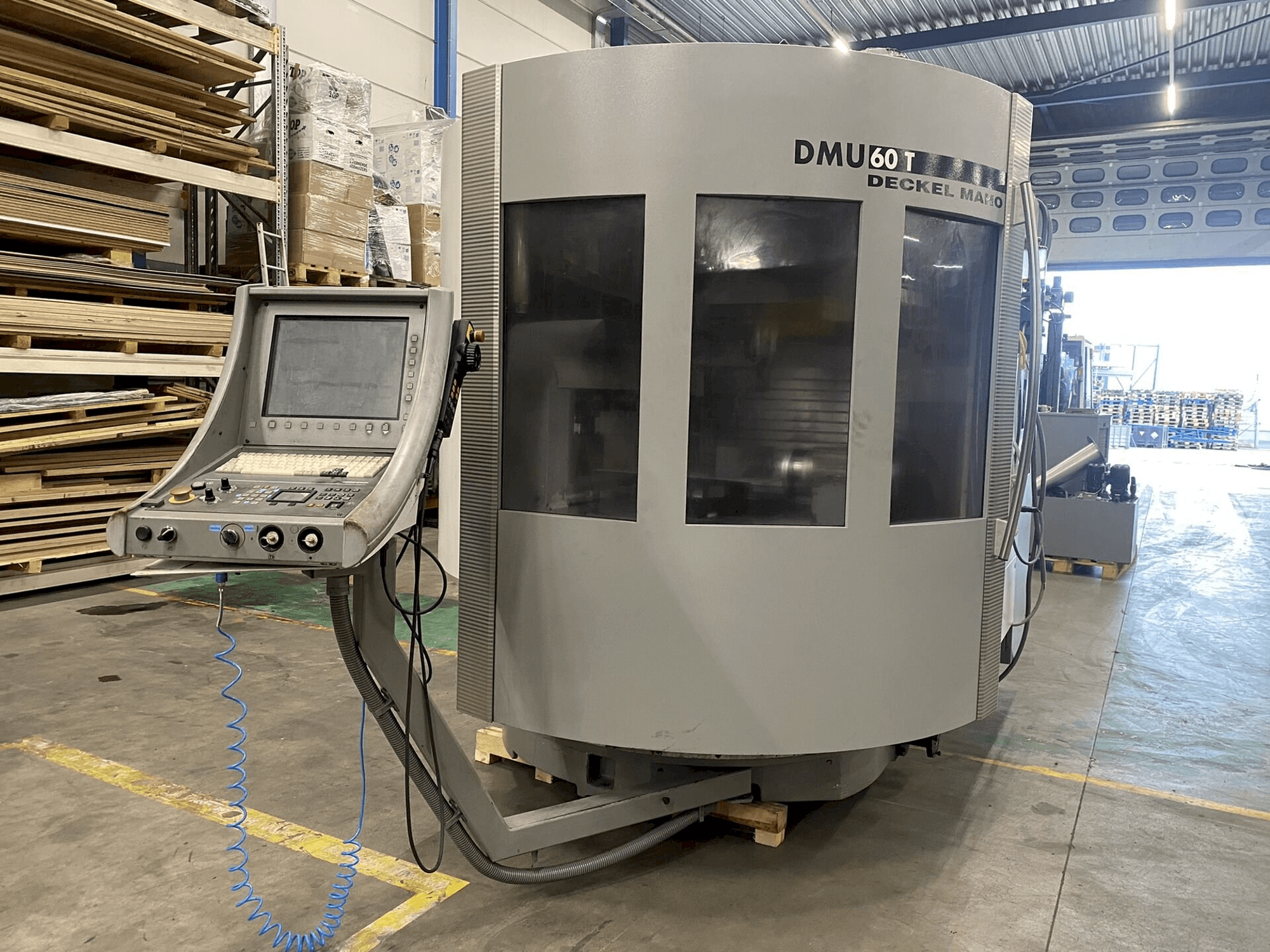 Čelní pohled na DECKEL MAHO DMU60T stroj