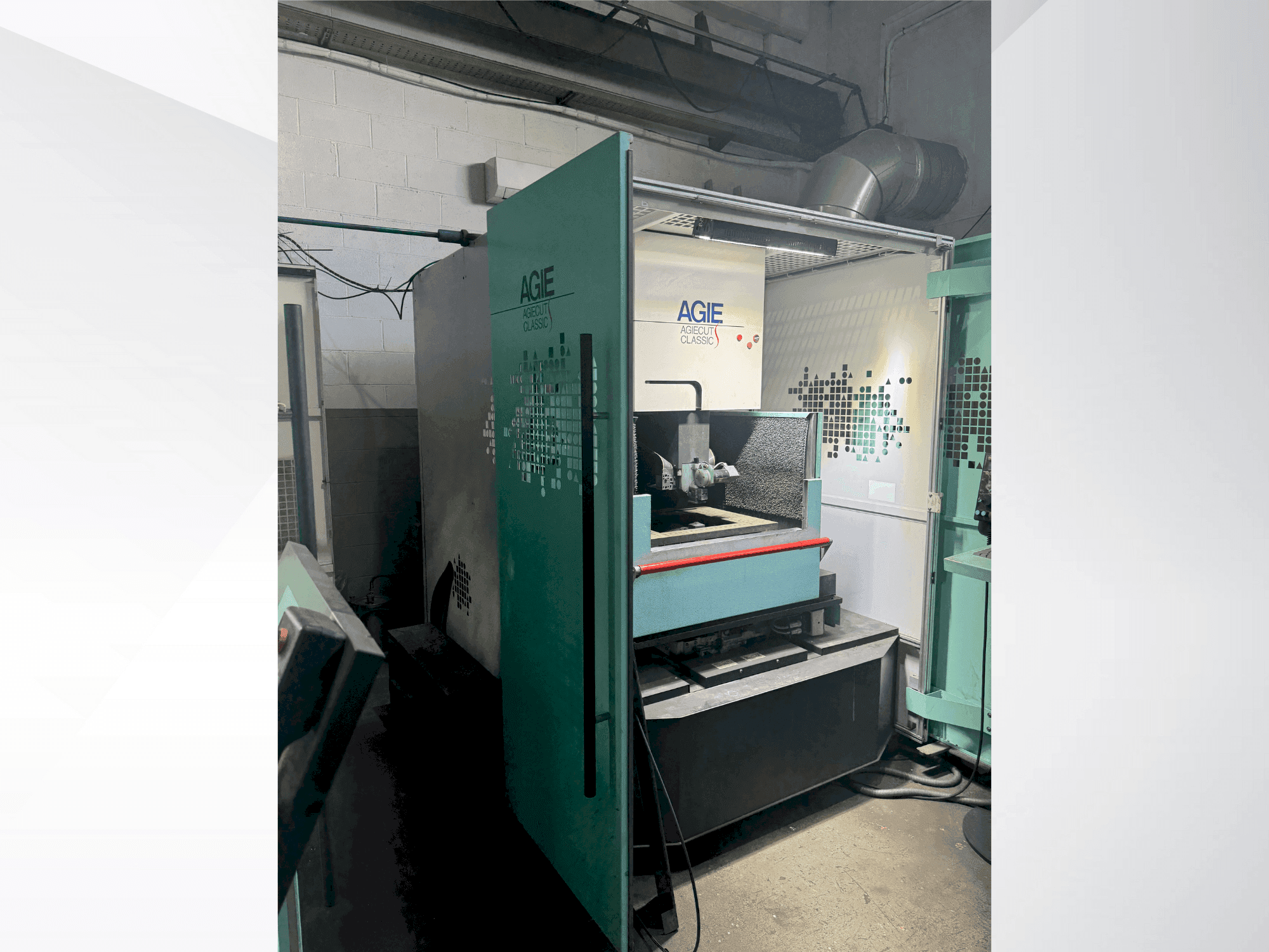 Čelní pohled na AGIE Agiecut Classic S stroj