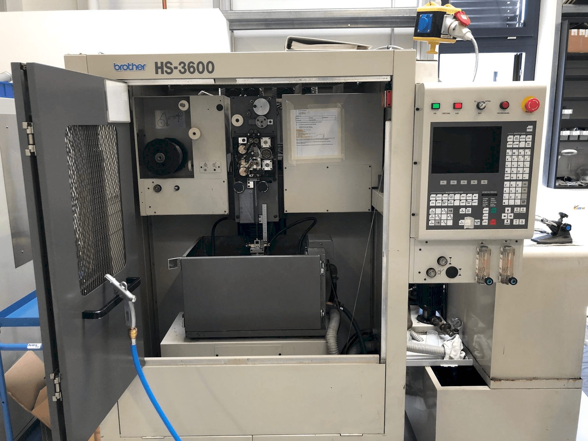 Čelní pohled na Brother HS-3600 stroj