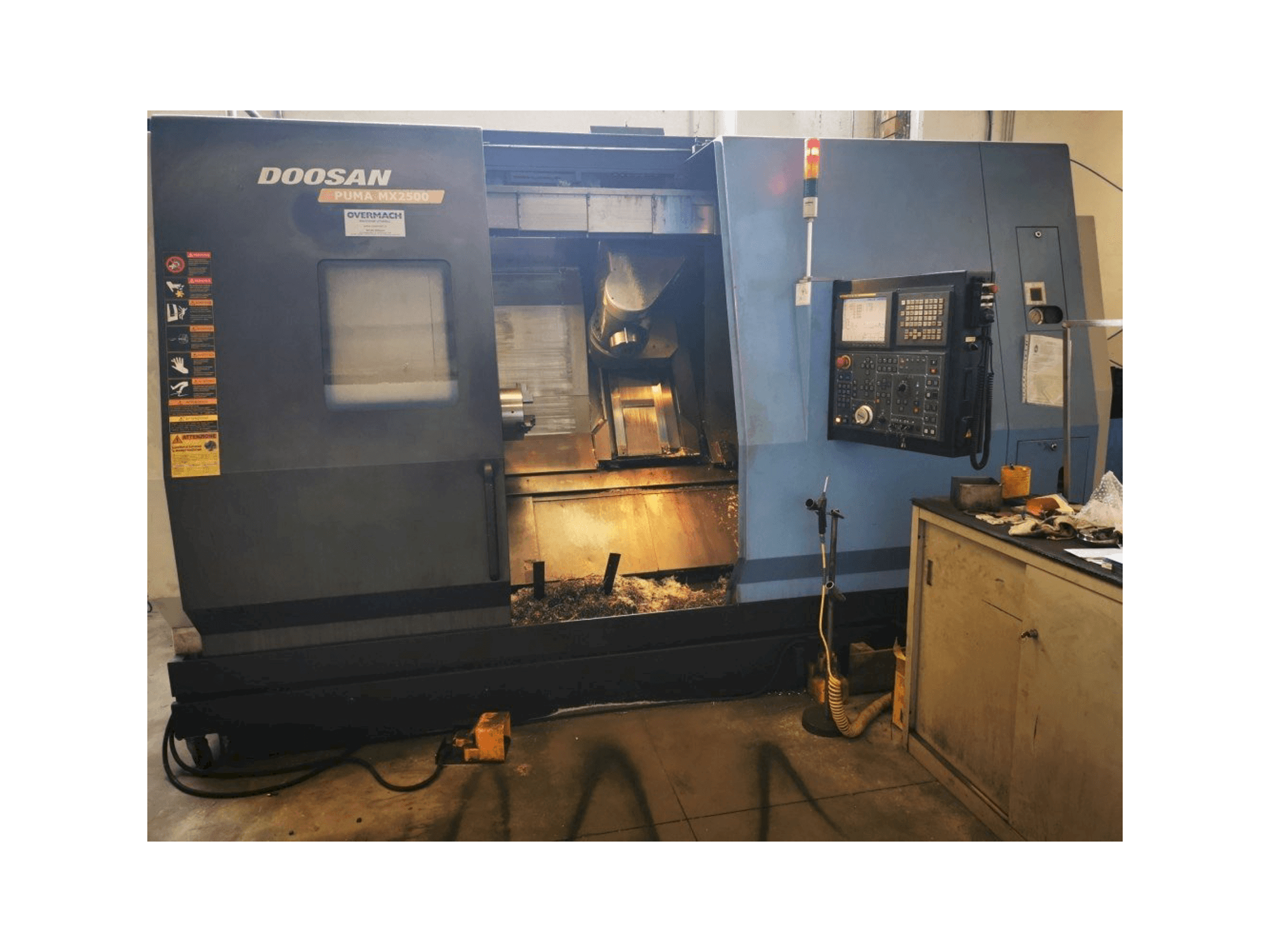 Čelní pohled na Doosan Puma MX 2500 stroj