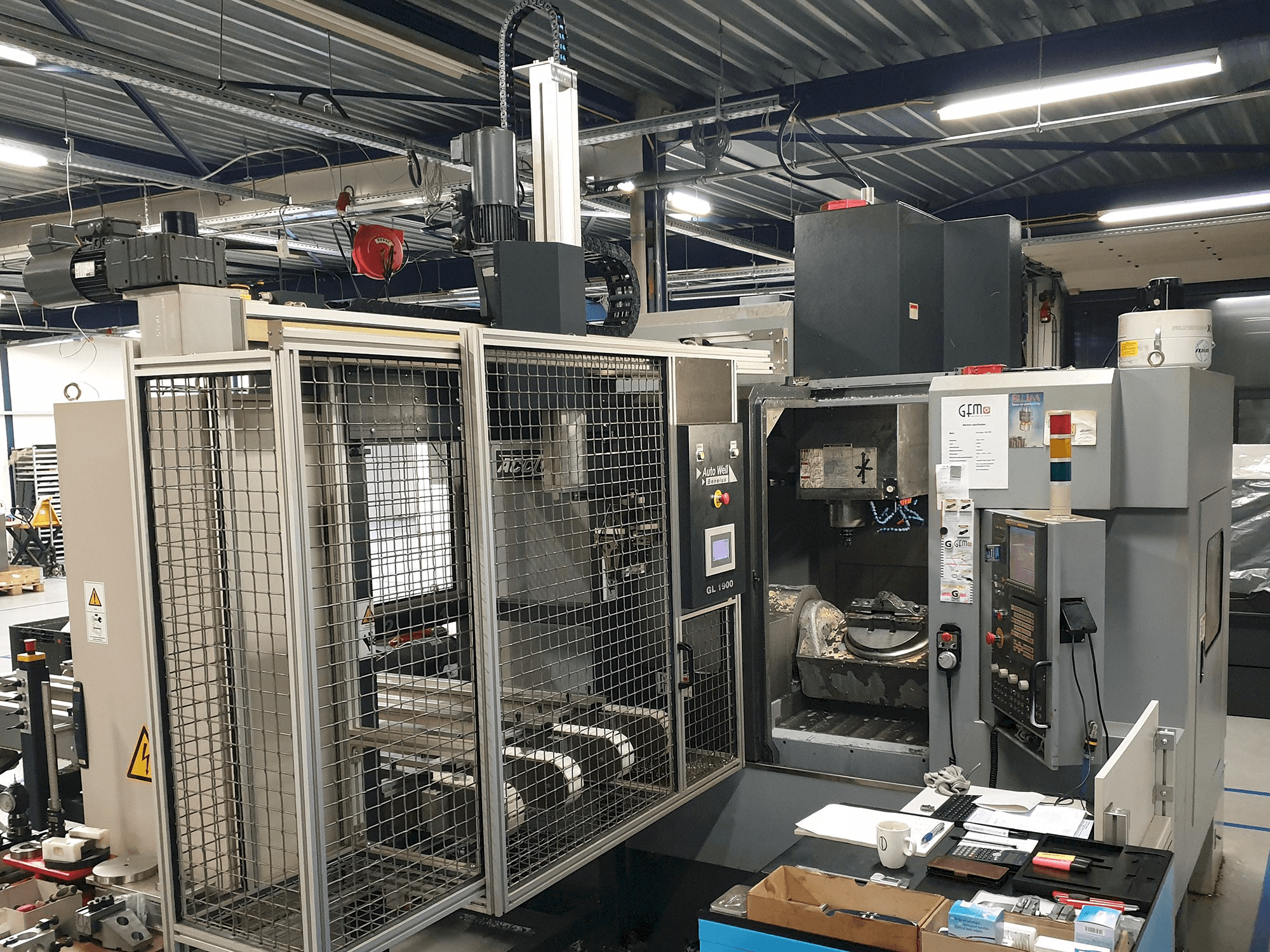 Levý pohled na ACCUWAY UM - 350V5 stroj