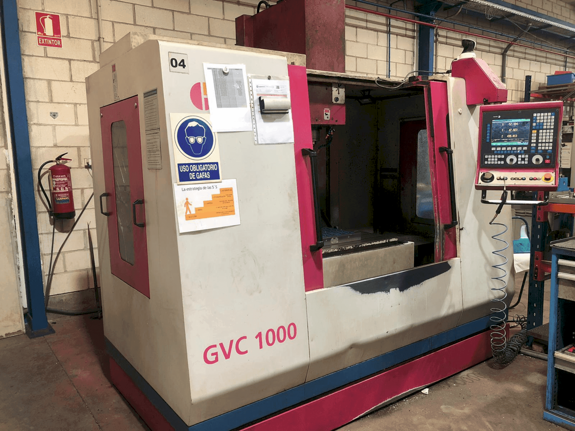 Čelní pohled na LAGUN KONDIA GVC 1000 stroj