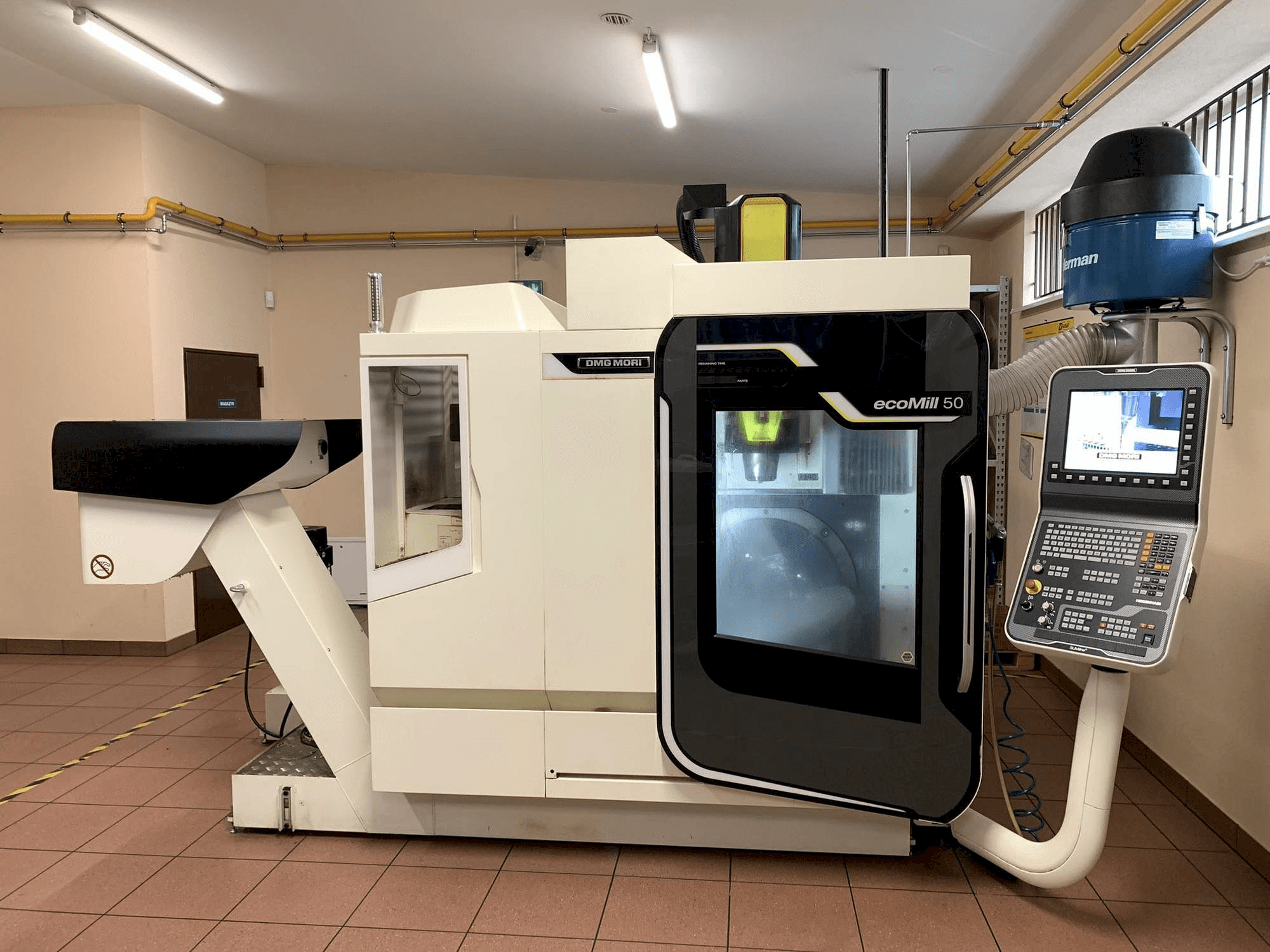 Čelní pohled na DMG MORI ecoMill 50 stroj