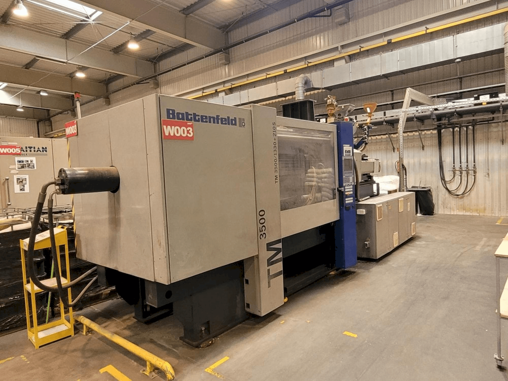 Čelní pohled na Battenfeld TM 3500/1330+210S stroj