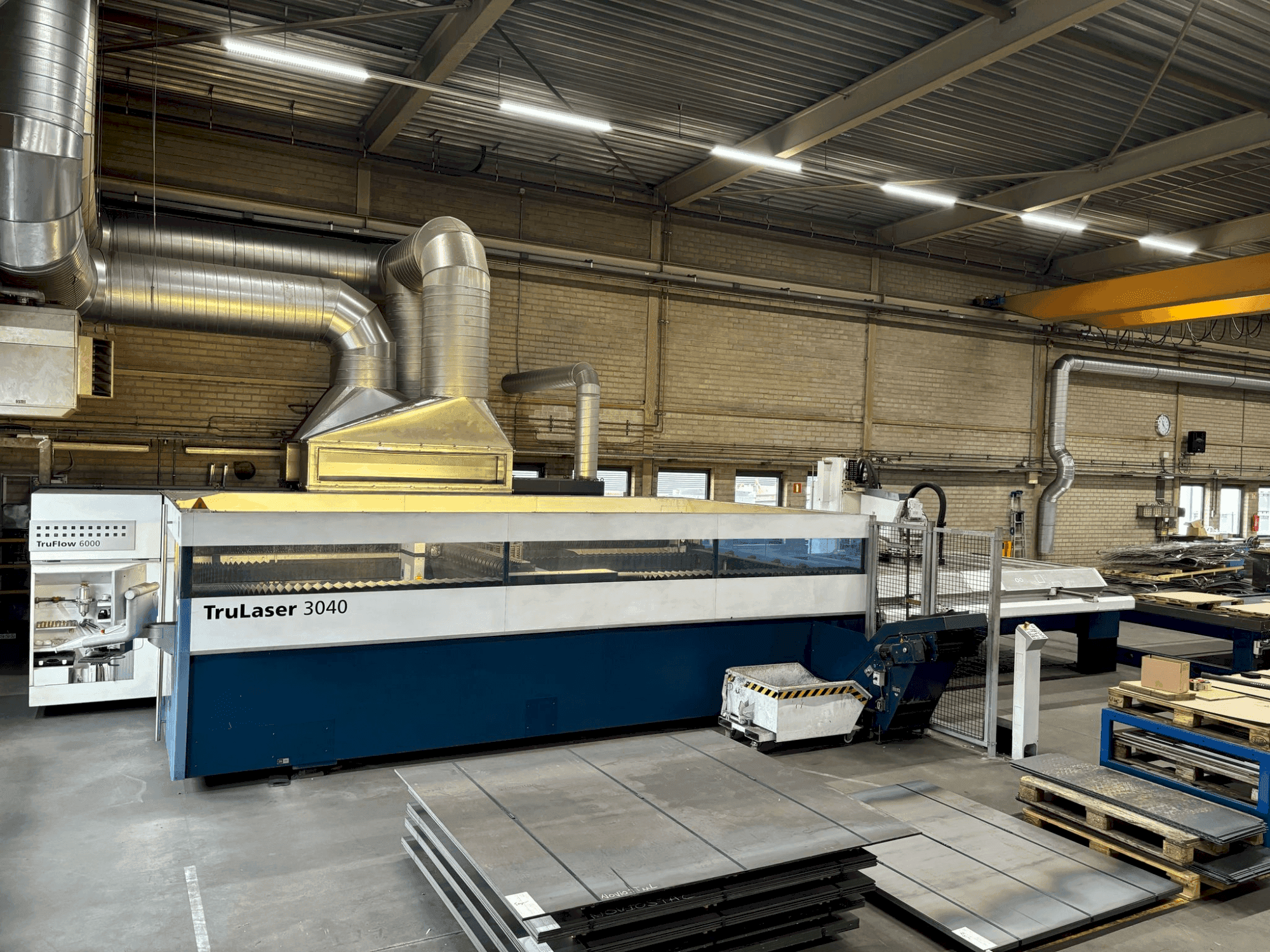 Čelní pohled na TRUMPF TruLaser 3040 + LiftMaster stroj