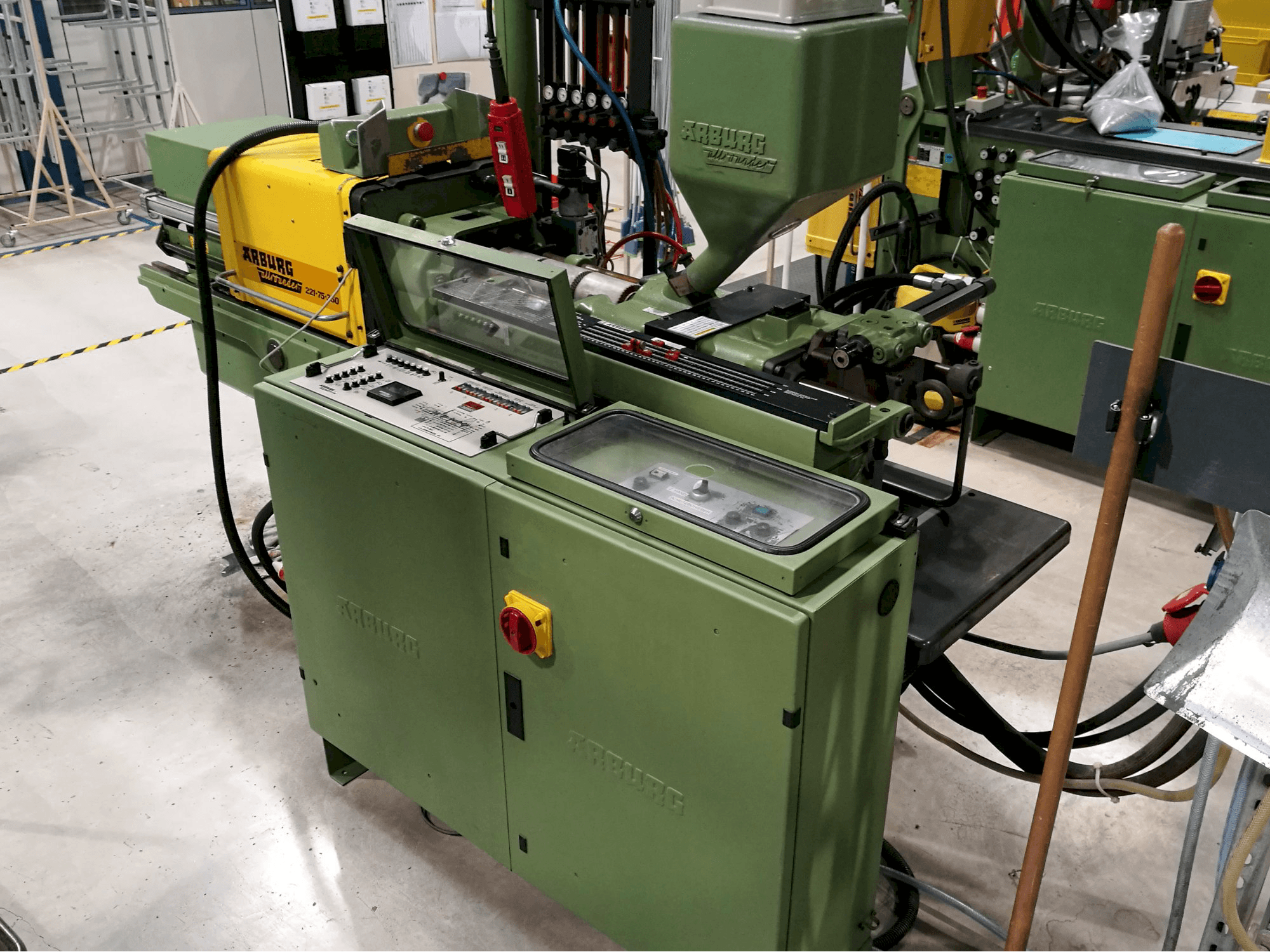 Pravý pohled na Arburg Allrounder 221-75-350 stroj