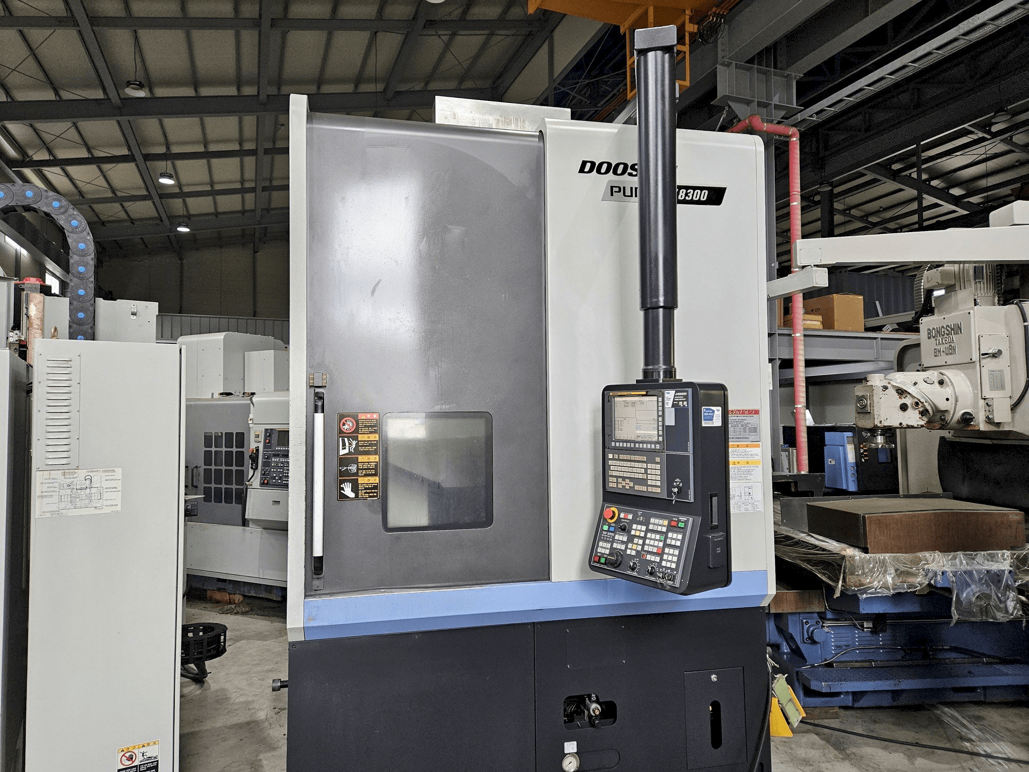 Čelní pohled na DOOSAN PUMA V8300 stroj