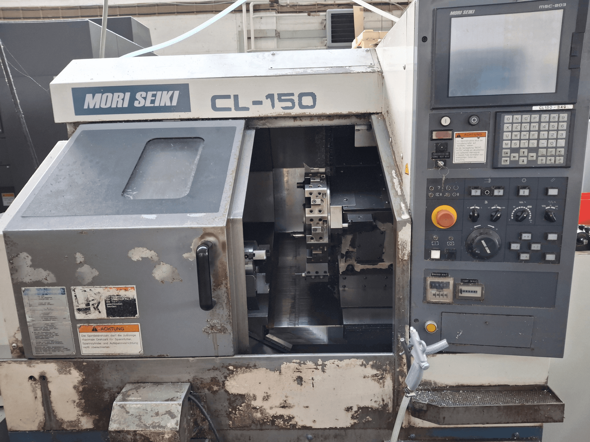 Horizontální soustruh MORI SEIKI CL-150, pohled zepředu. Ovládací panel, řezné nástroje a provozní displeje.
