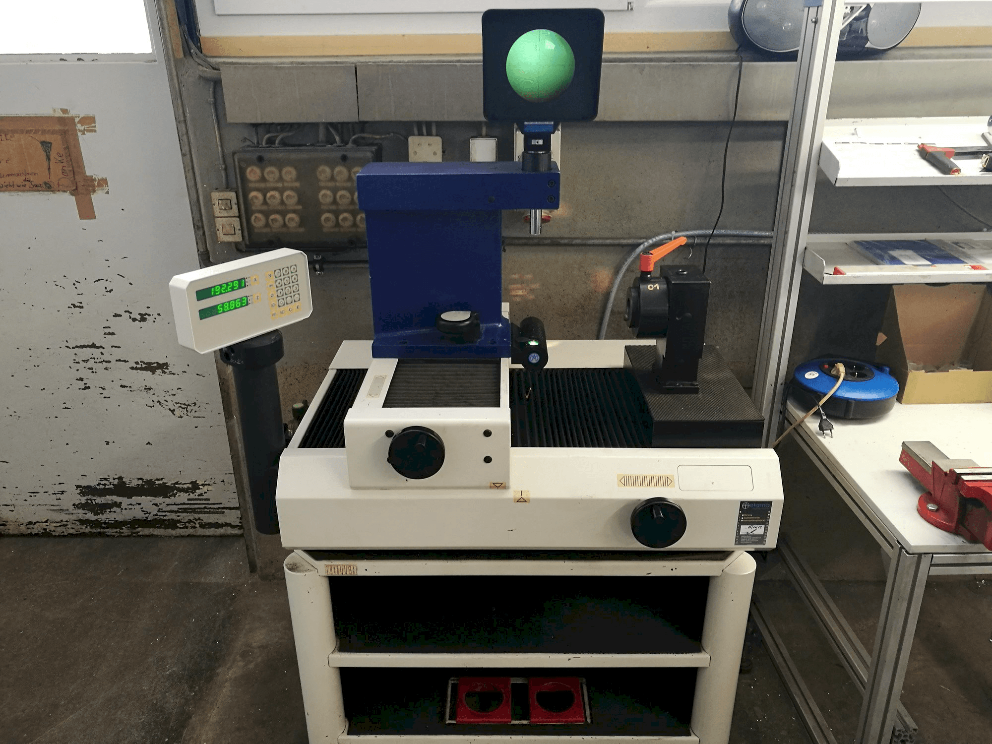 Čelní pohled na Zoller H420 stroj