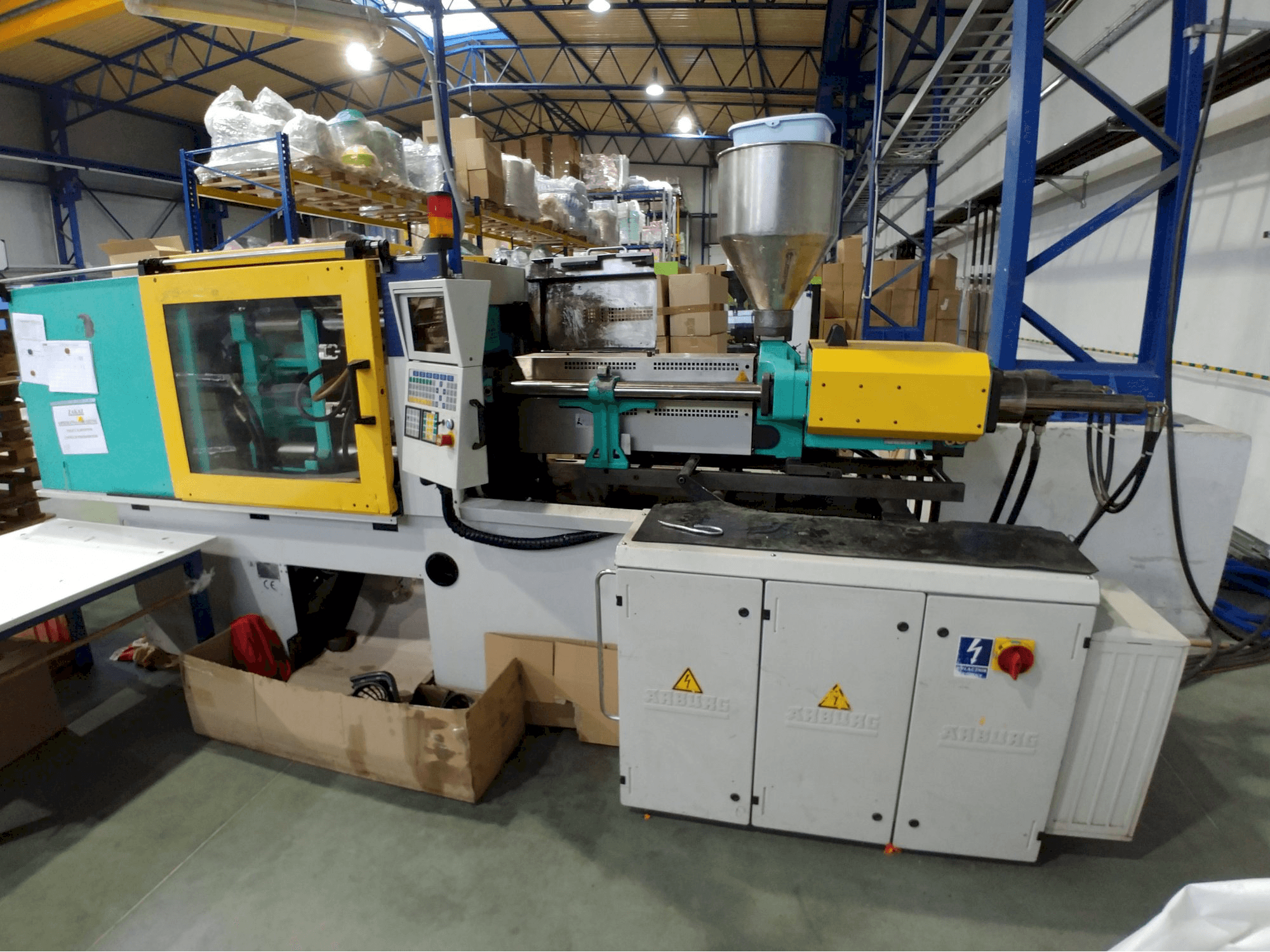 Čelní pohled na Arburg 420 C stroj