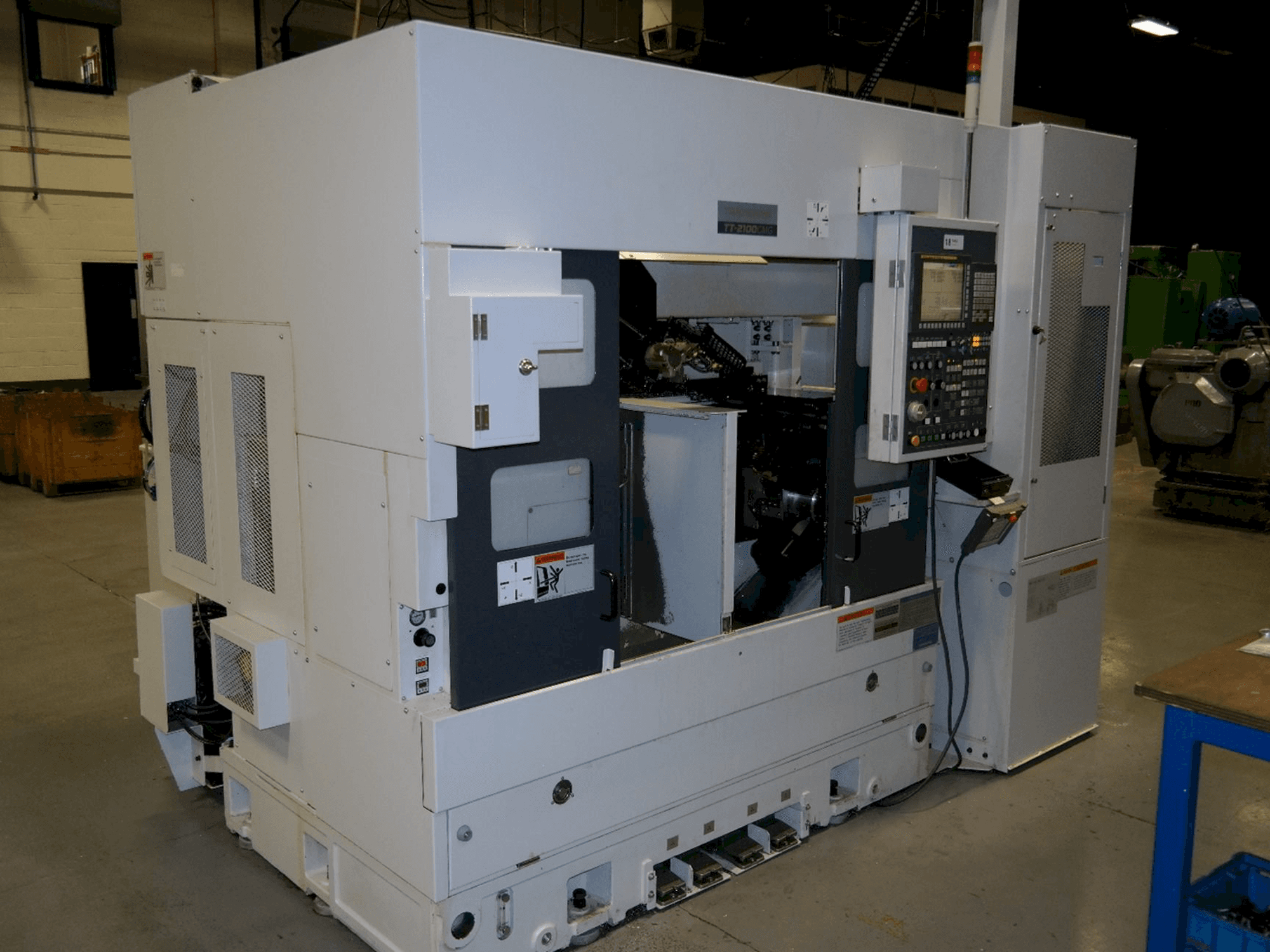 Čelní pohled na Takisawa TT2100CMGA stroj