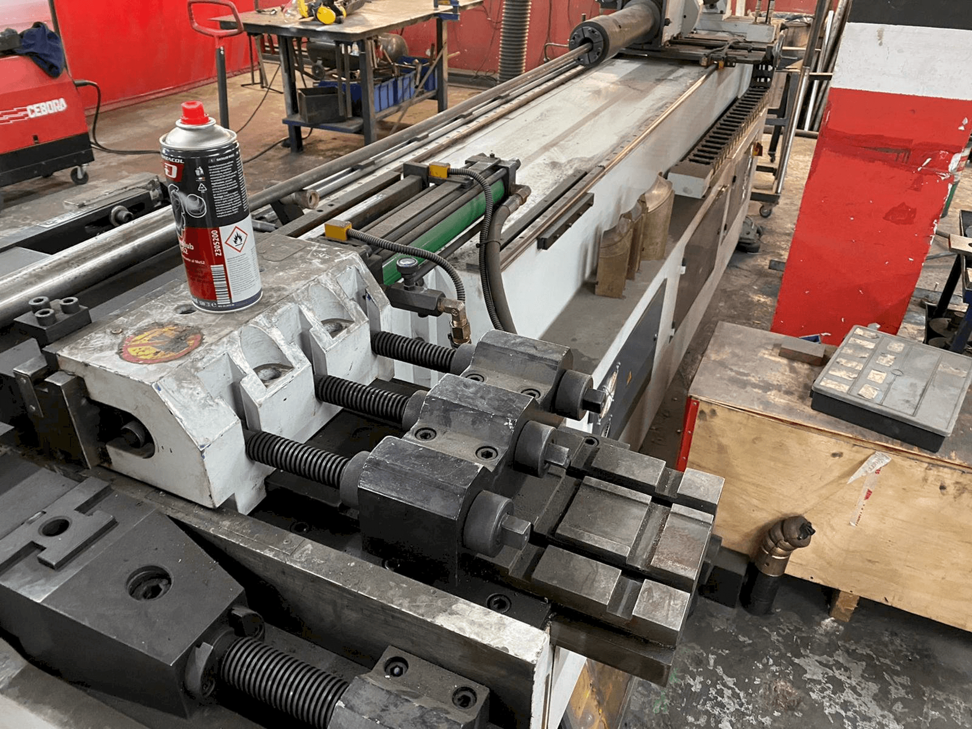 Čelní pohled na Segura Llunell SB-76-NCBL stroj