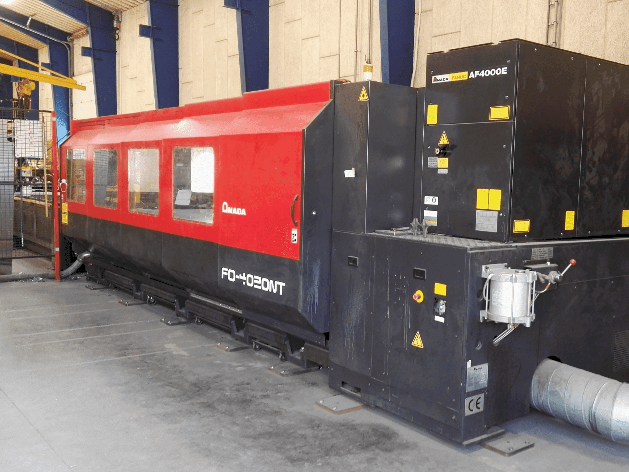 Čelní pohled na AMADA FO-4020NT (2005) stroj