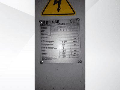 Štítek s technickými údaji obráběcího centra Biesse NC, zobrazující údaje o napětí, hmotnosti a výkonu, boční pohled.