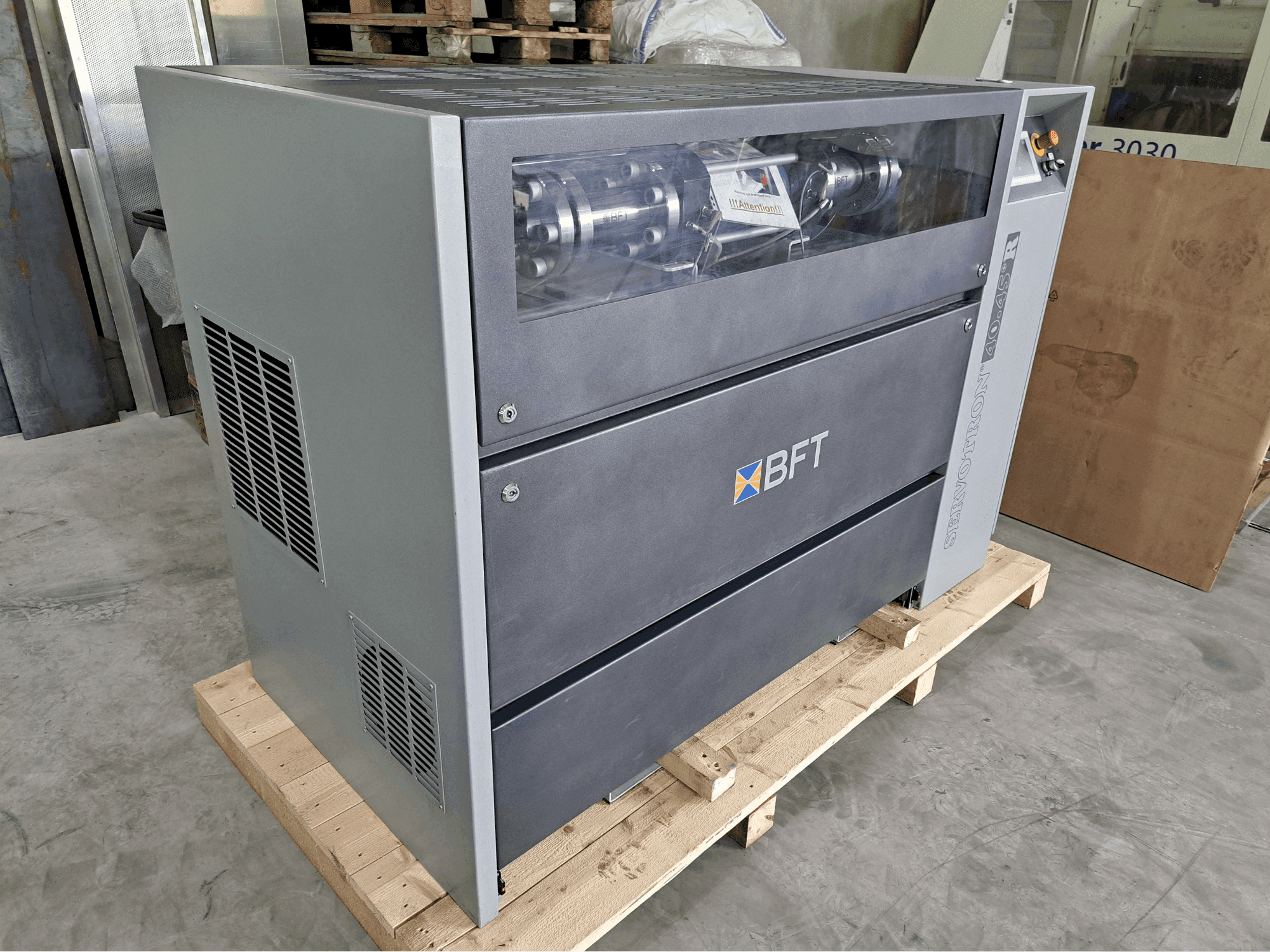 Čelní pohled na BFT Servotron 40.45+ stroj