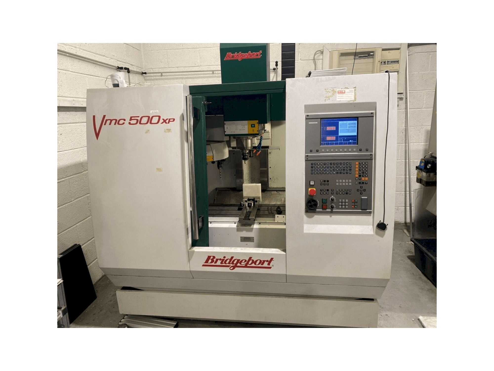 Čelní pohled na Bridgeport VMC 500 stroj