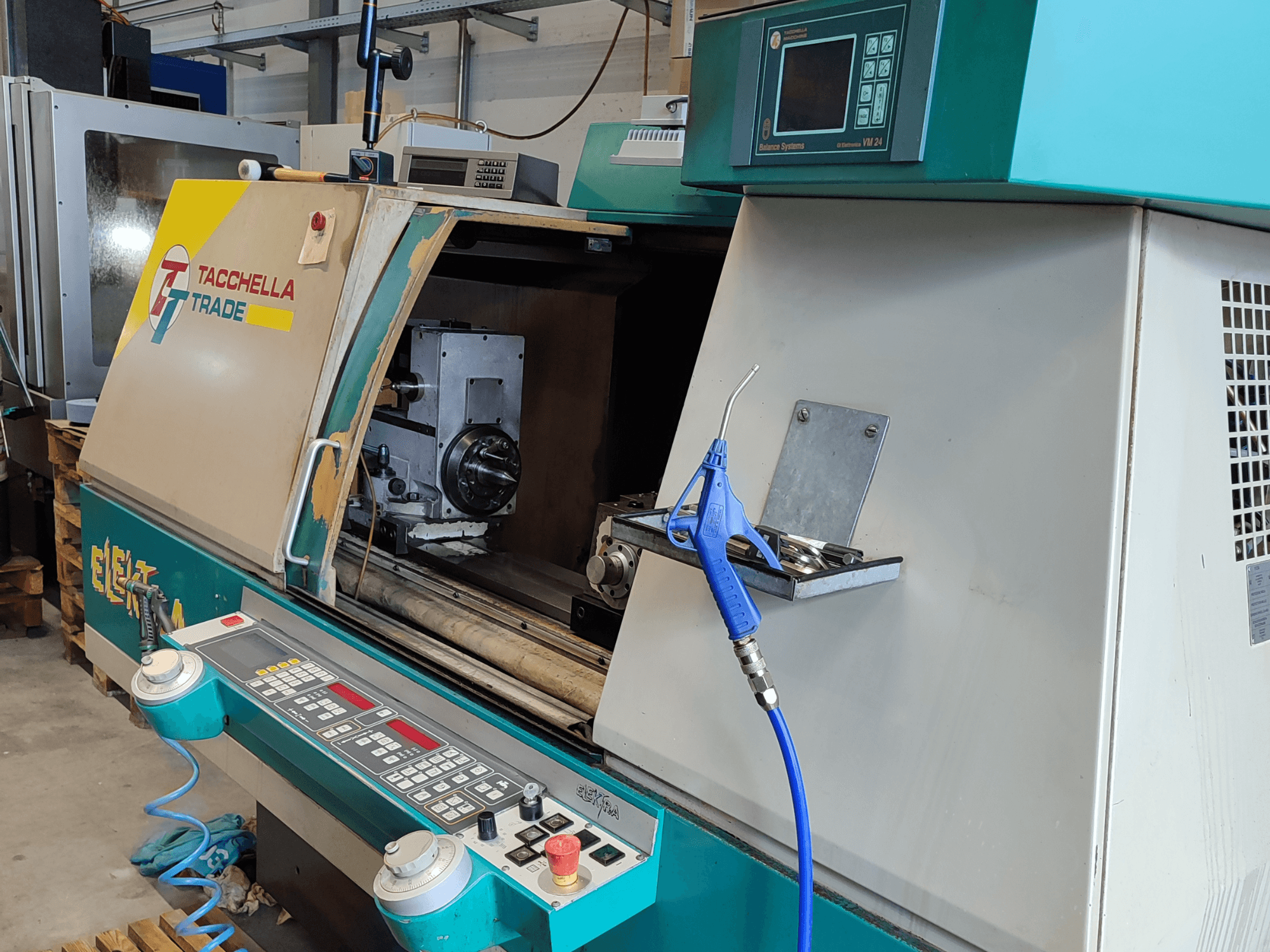 Bruska na kulato Tacchella Elektra 513 MPC, čelní pohled na ovládací panel a pracovní prostor.
