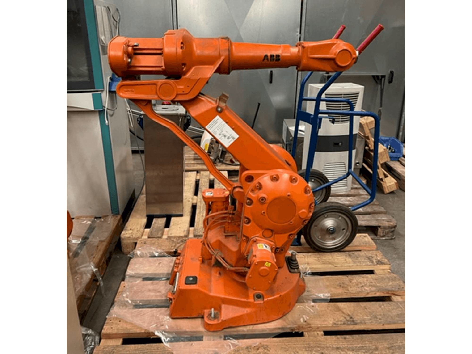 Čelní pohled na ABB IRB 2400/16 M2000 stroj