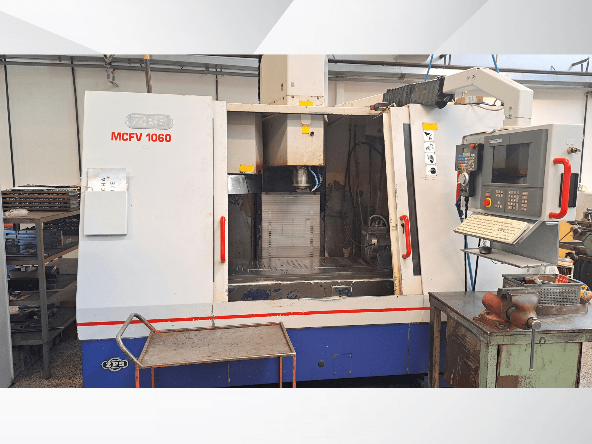 CNC stroj ZPS MCFV 1060 v dílně, čelní pohled na ovládací panel, vřeteno a pracovní plochu; kovově šedá a modrá barva.