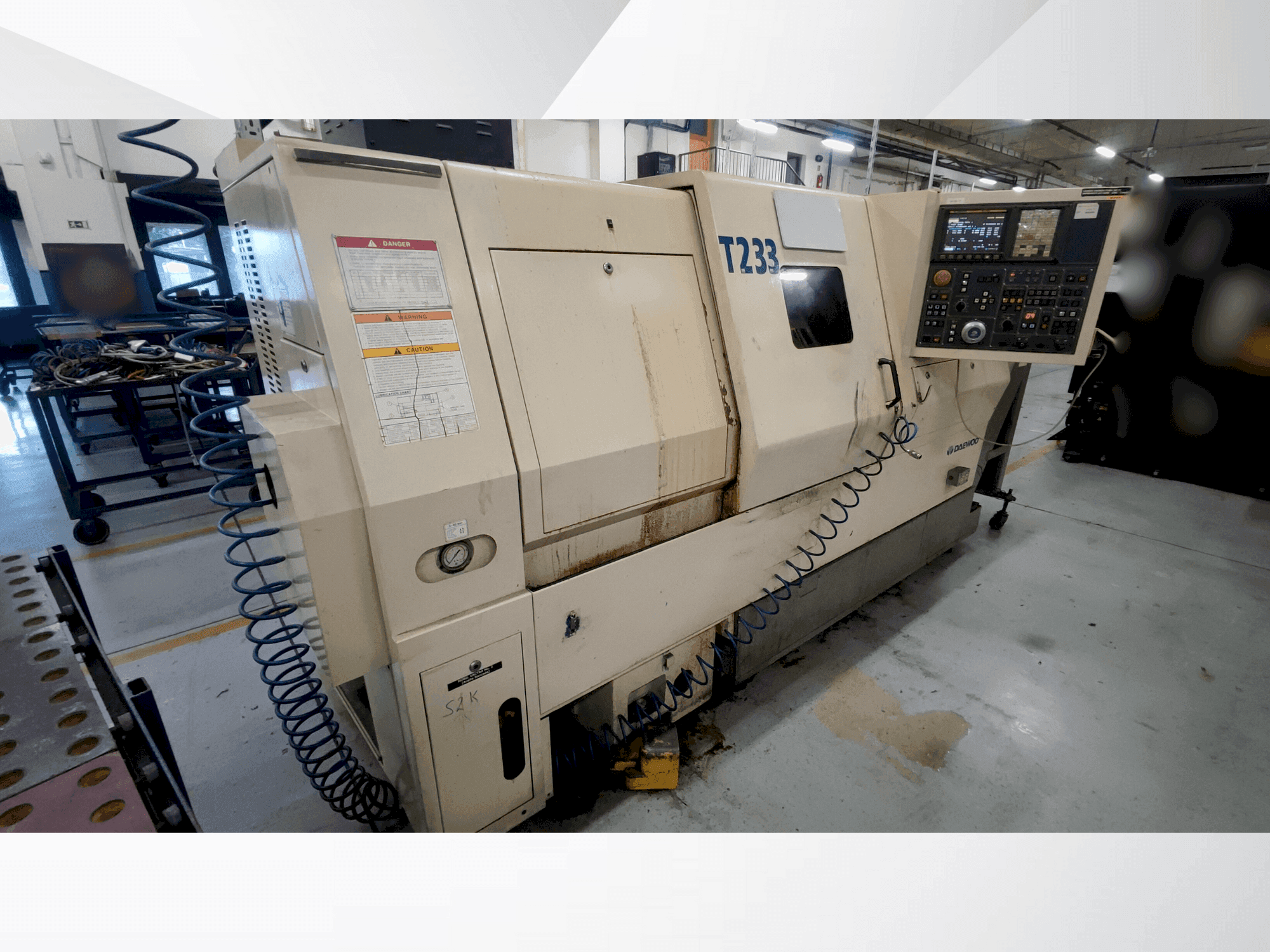 Čelní pohled na DAEWOO puma 240 LB stroj
