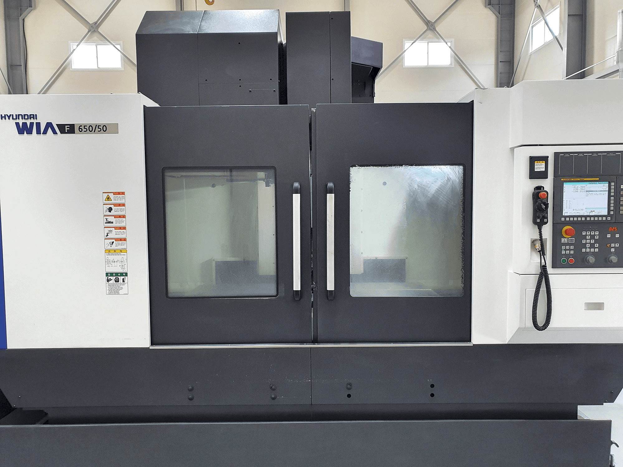 Čelní pohled na Hyundai Wia F650/50 stroj