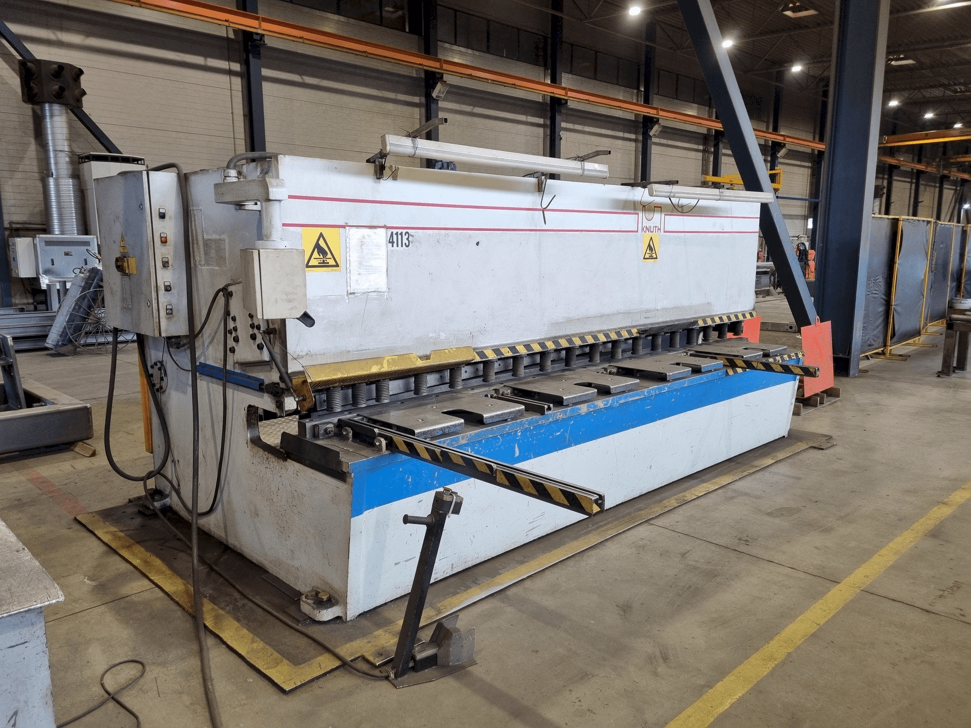 Levý boční pohled na KNUTH KHT 4113 stroj