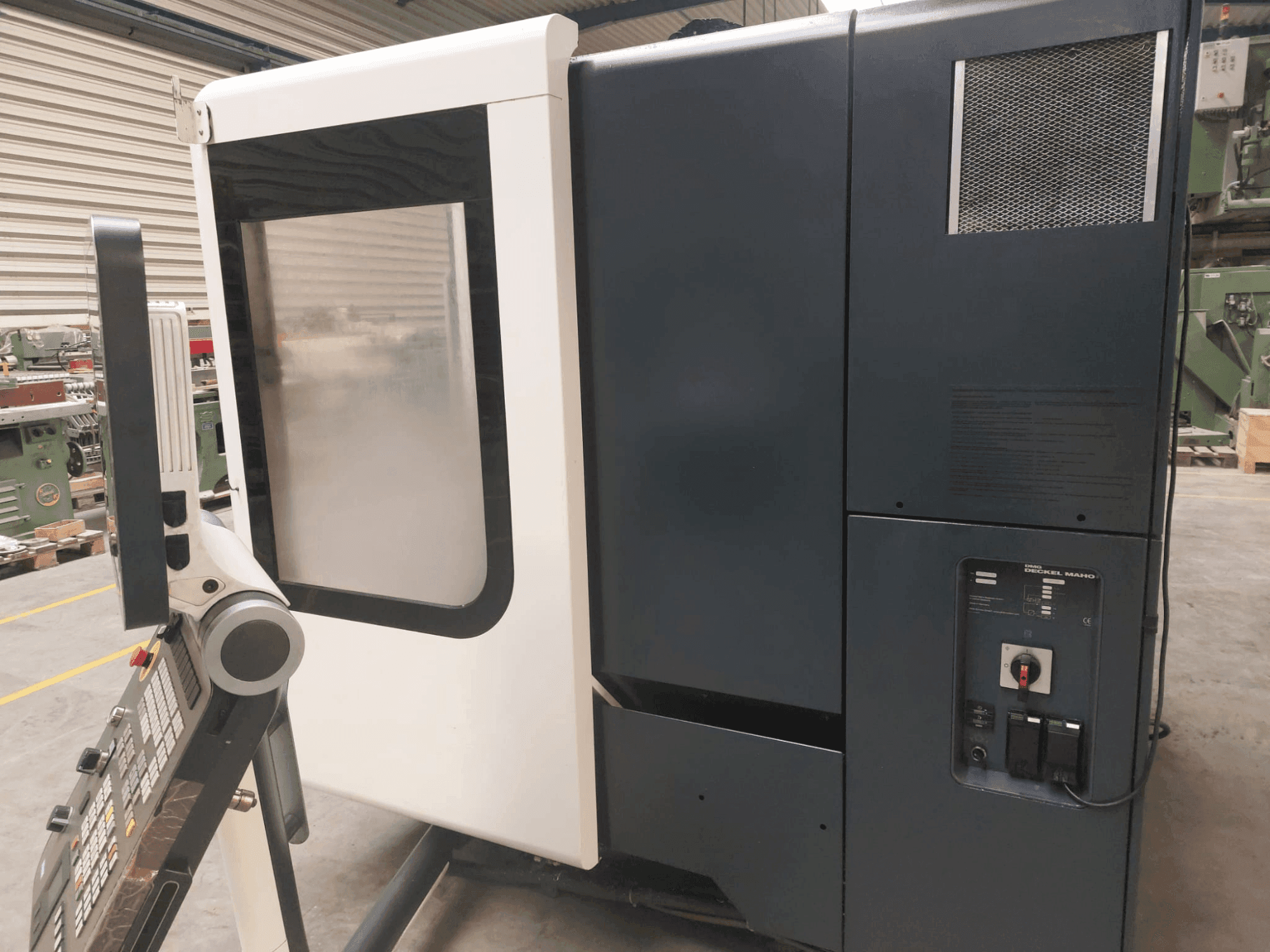 Čelní pohled na DMG DECKEL MAHO DMU 50 stroj