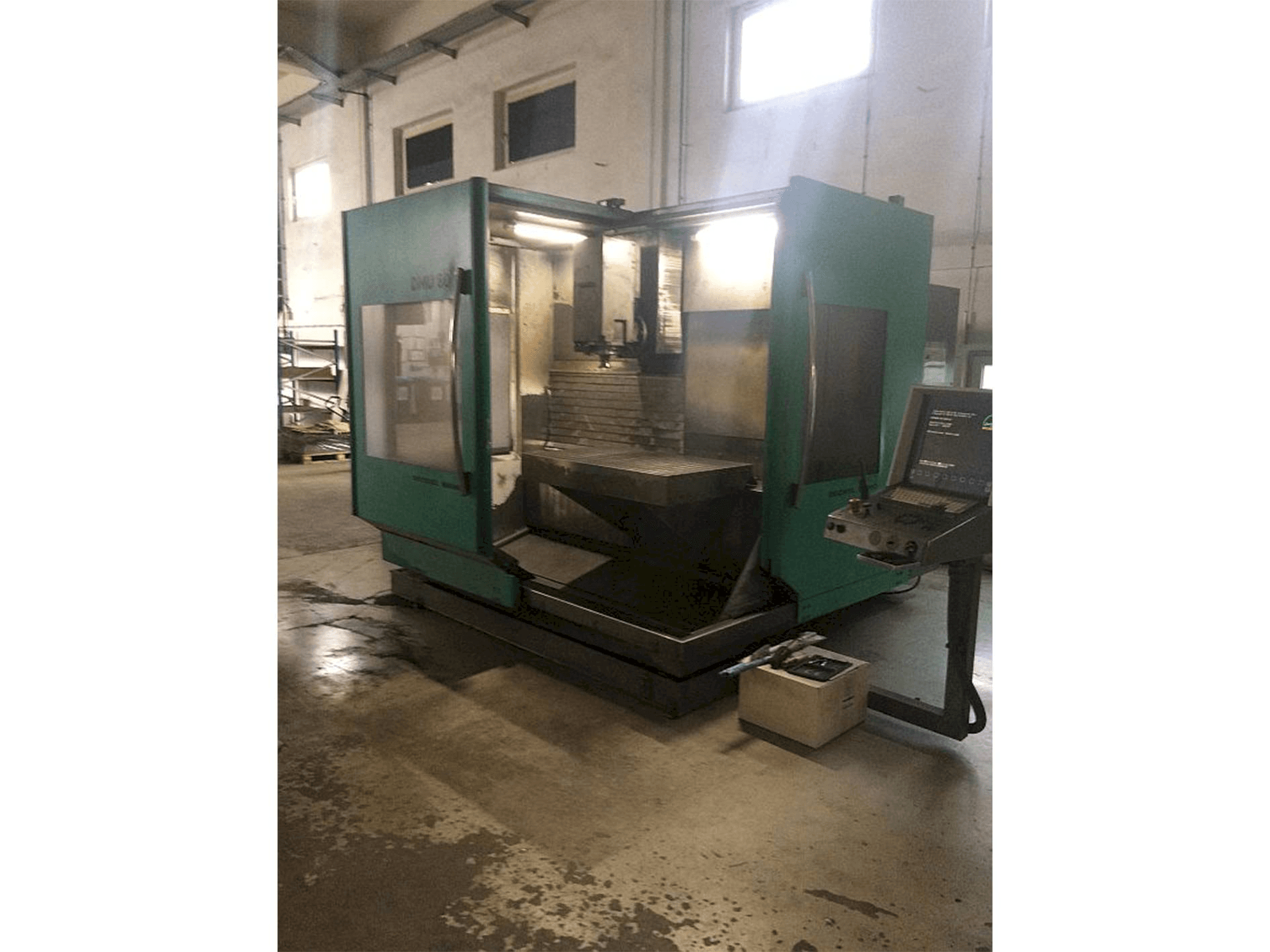 Čelní pohled na DMG 80E stroj