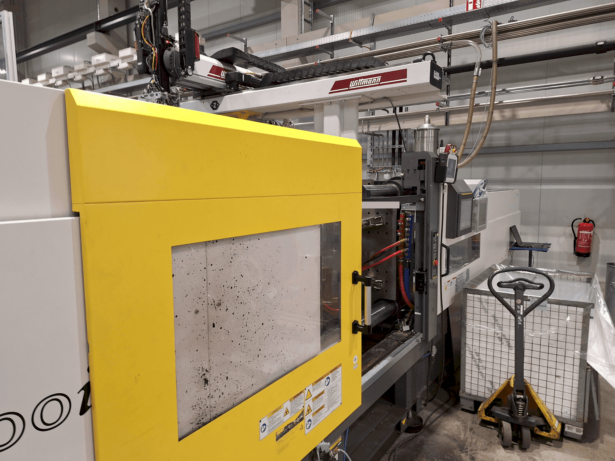 Čelní pohled na FANUC Roboshot S300iA stroj