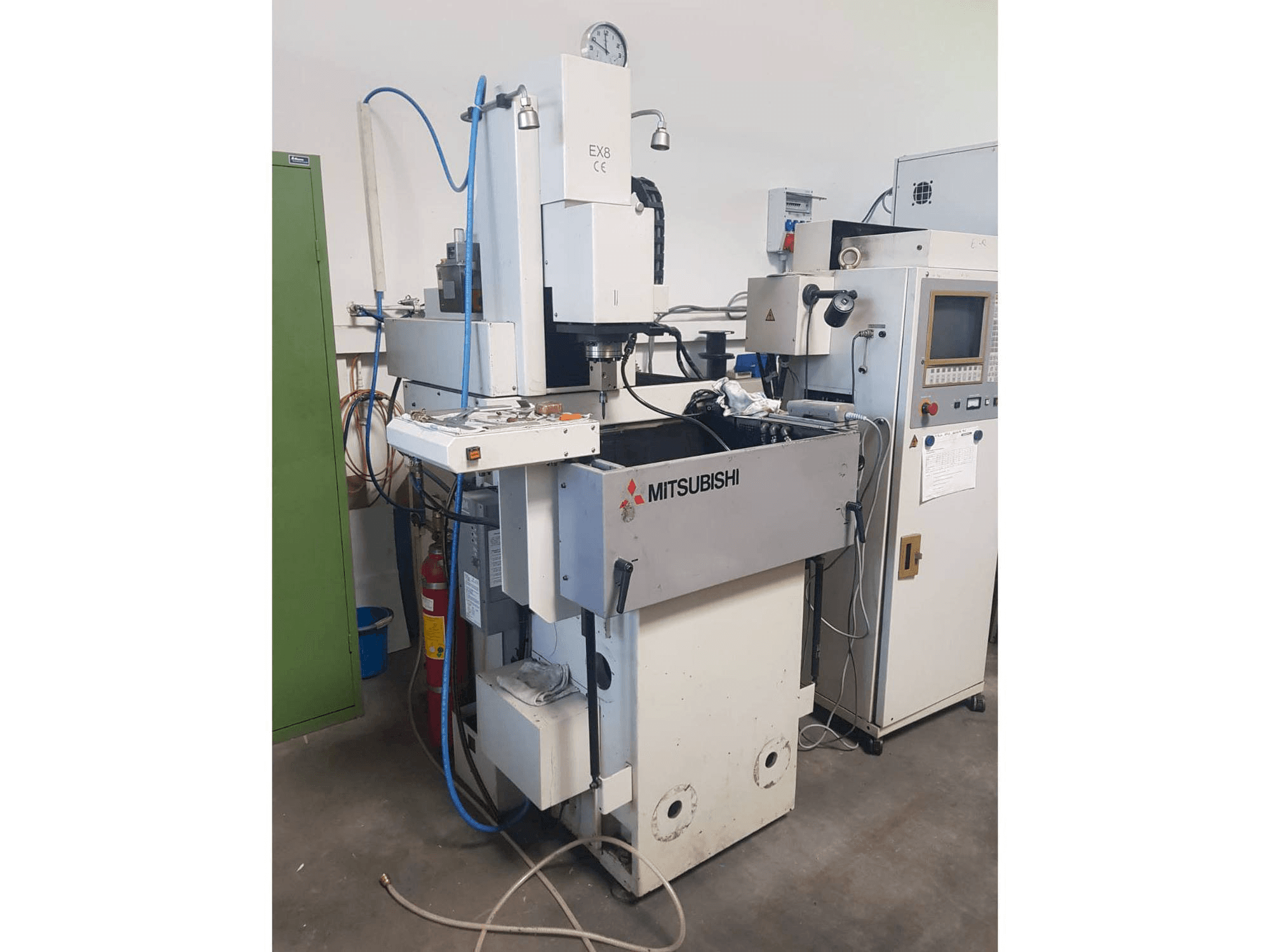 Čelní pohled na Mitsubishi EX 8 stroj