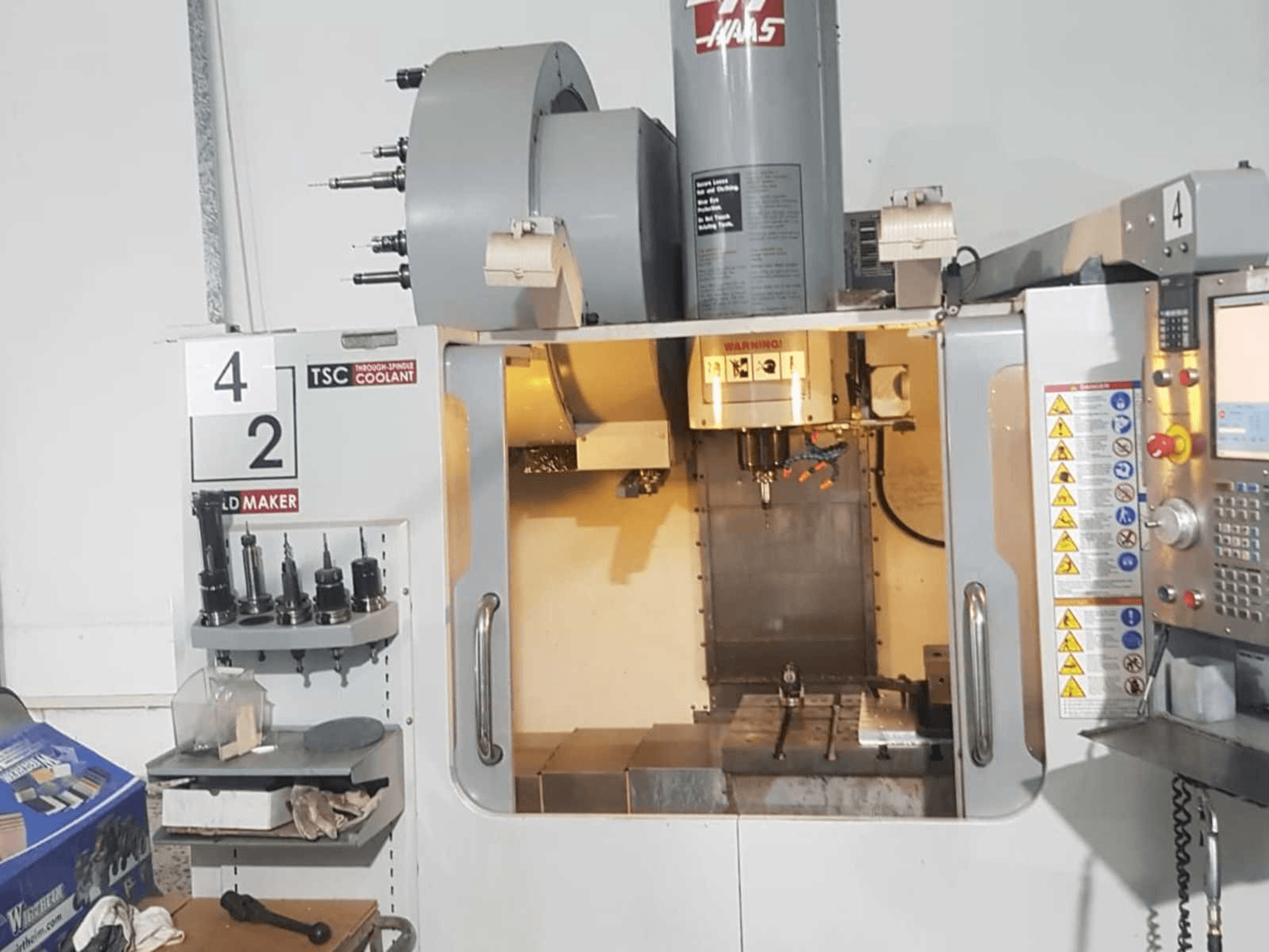 Čelní pohled na HAAS VM-2 stroj