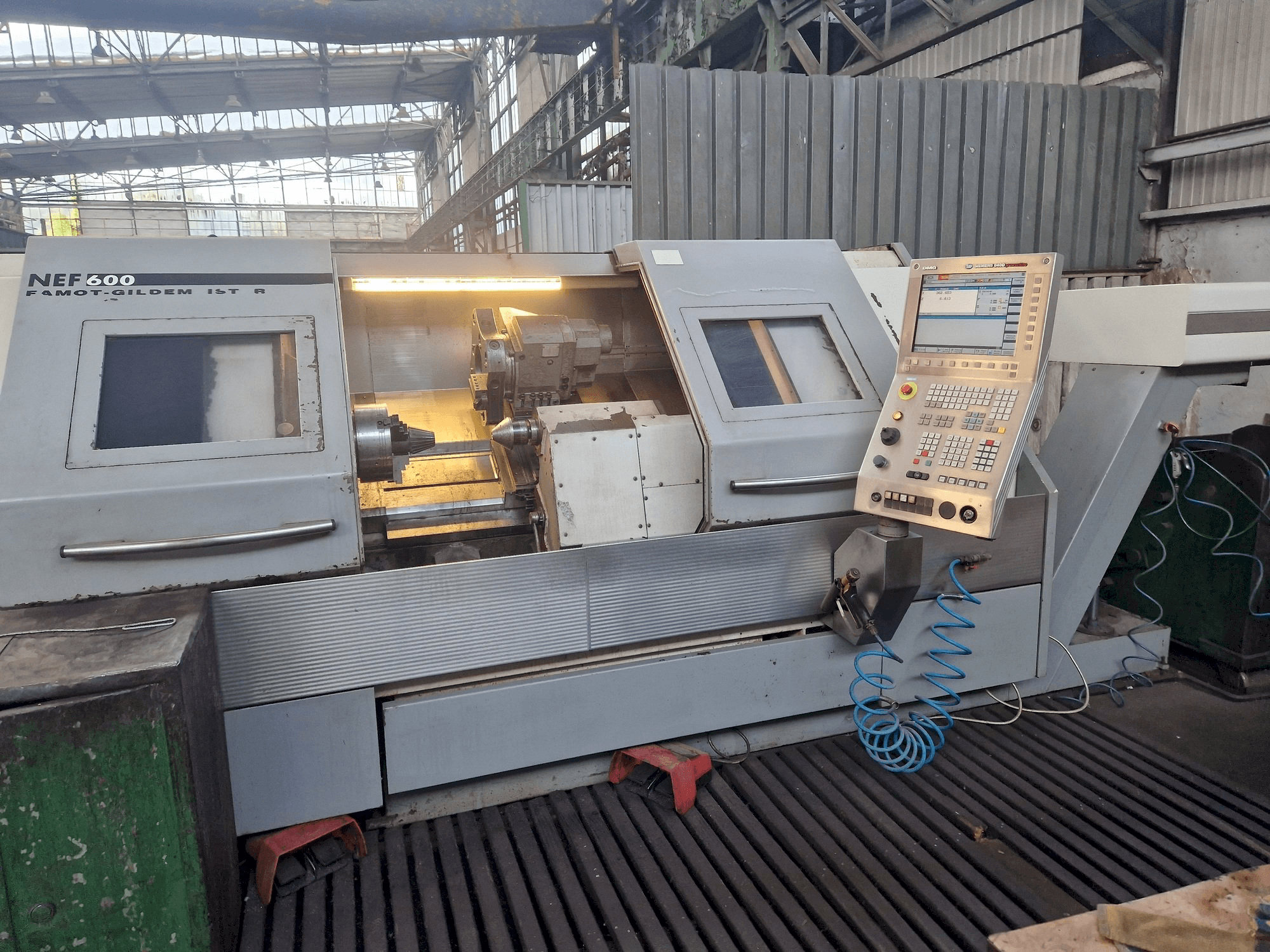 Čelní pohled na DMG GILDEMEISTER NEF 600 stroj