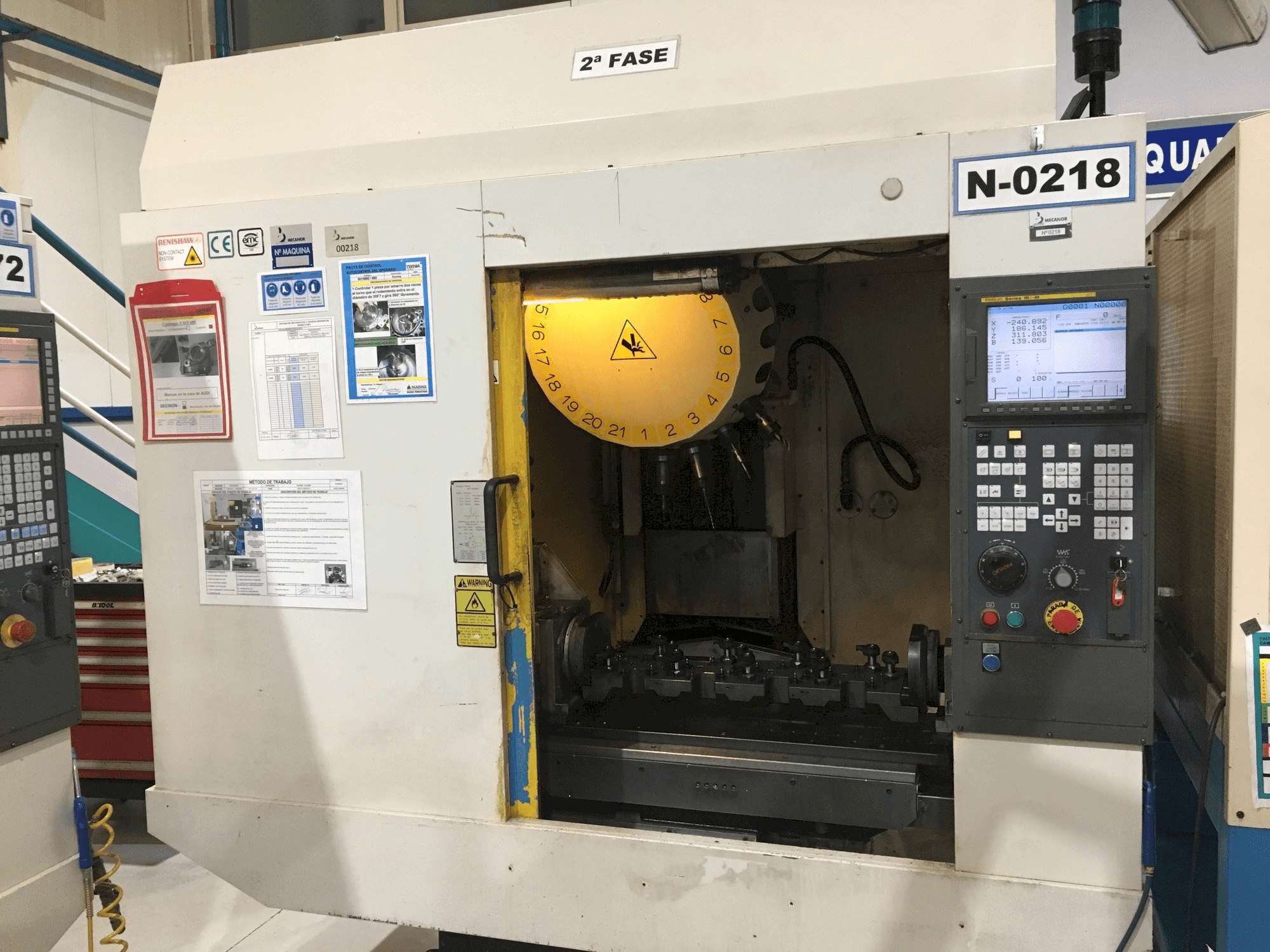 Čelní pohled na FANUC Robodrill alfa-T-21iDL stroj