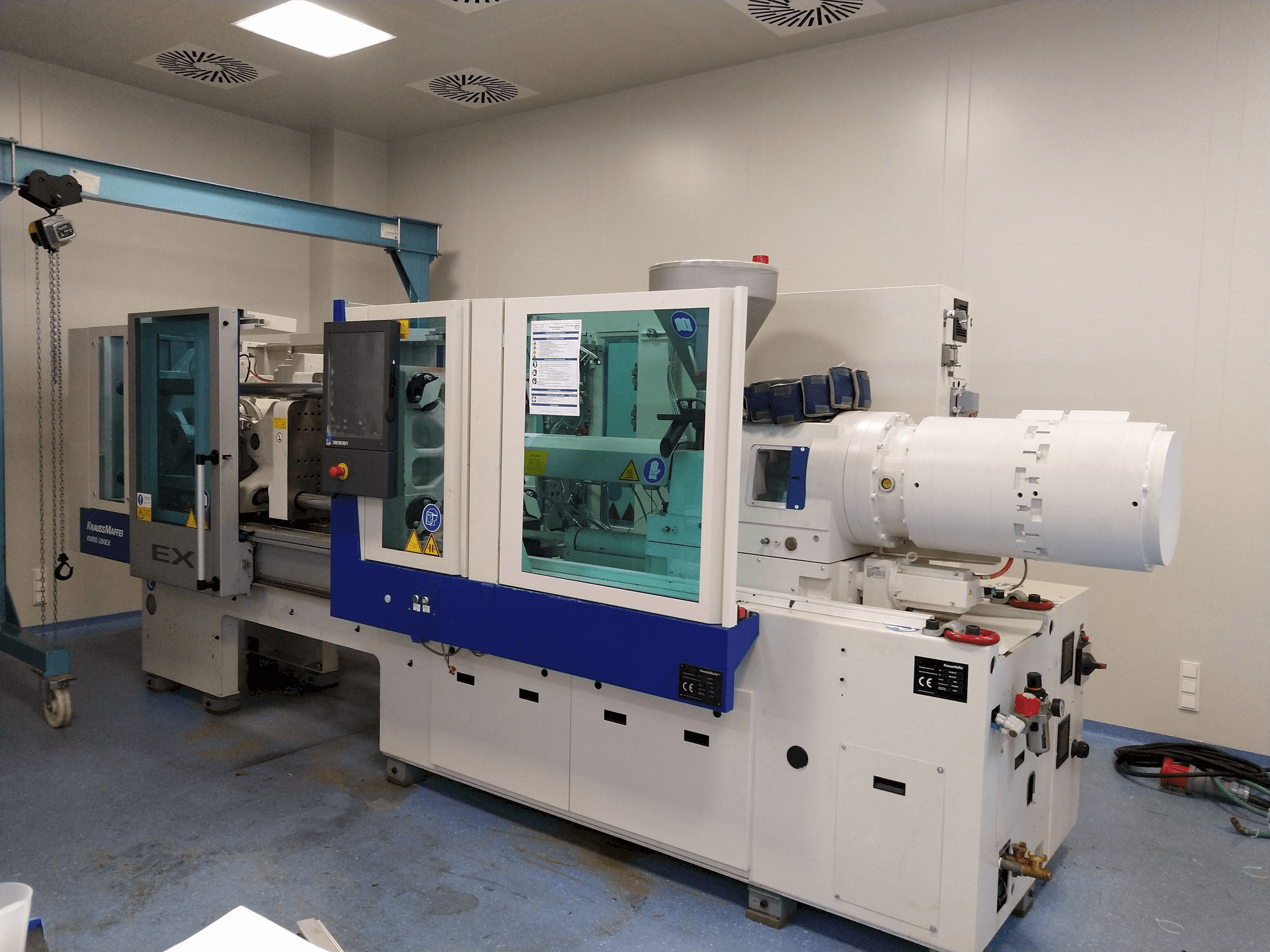 Čelní pohled na Krauss Maffei 80-380 EX stroj